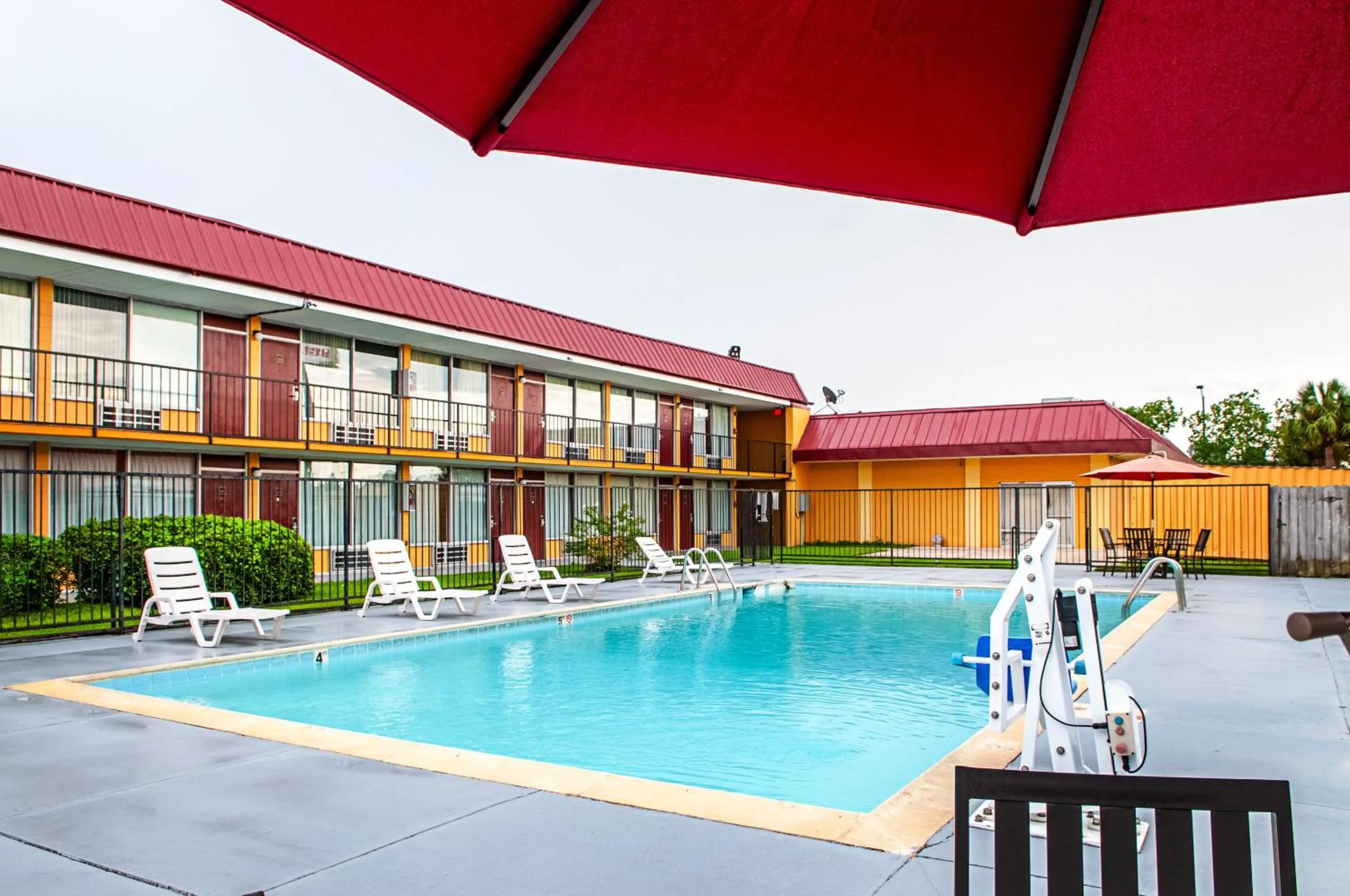 Swimming pool in Red Roof Inn Slidell