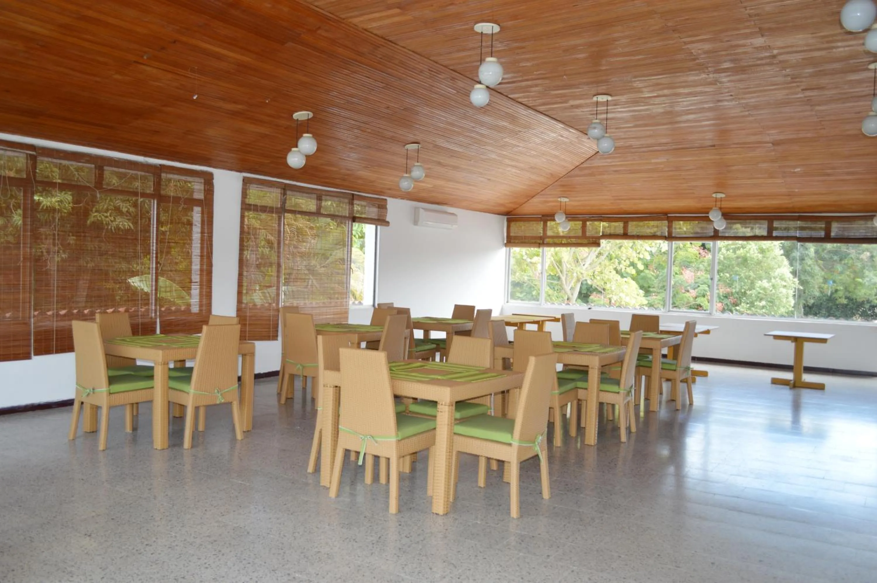 Restaurant/places to eat in Hotel Albatros