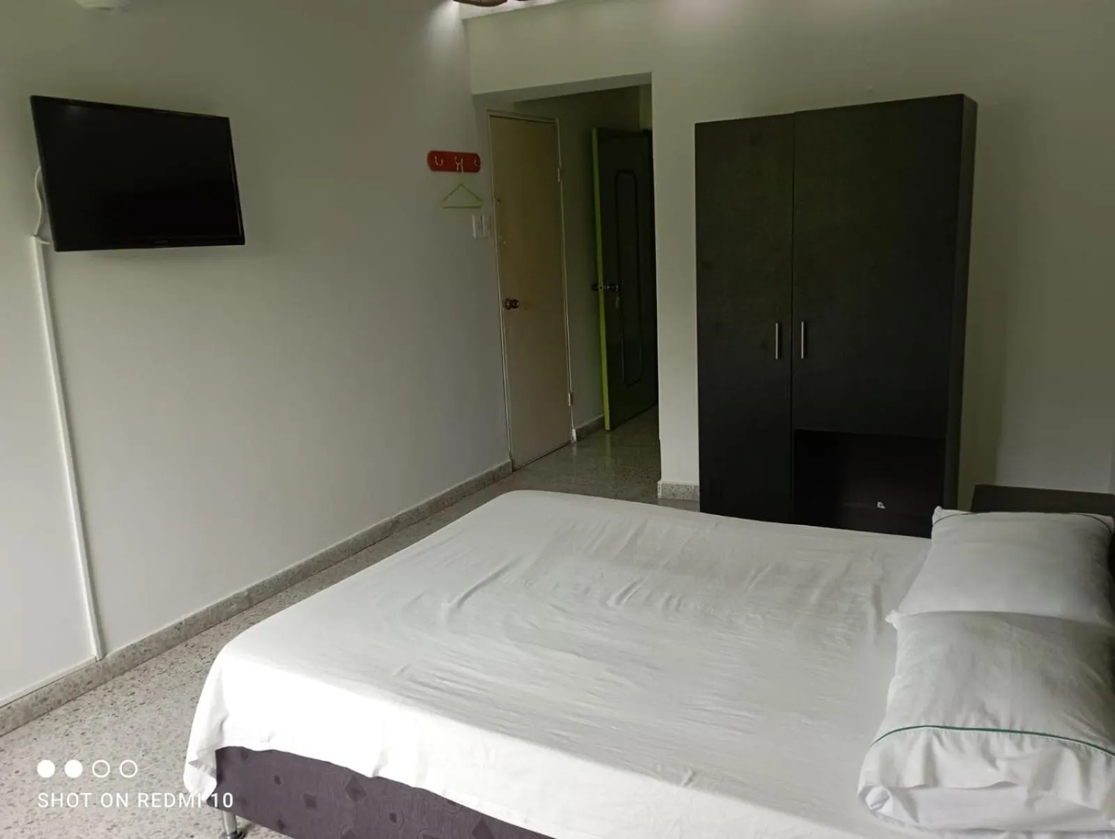 Property building, Bed in Hotel Albatros