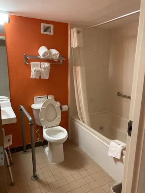 Bathroom in Howard Johnson by Wyndham Williamsburg