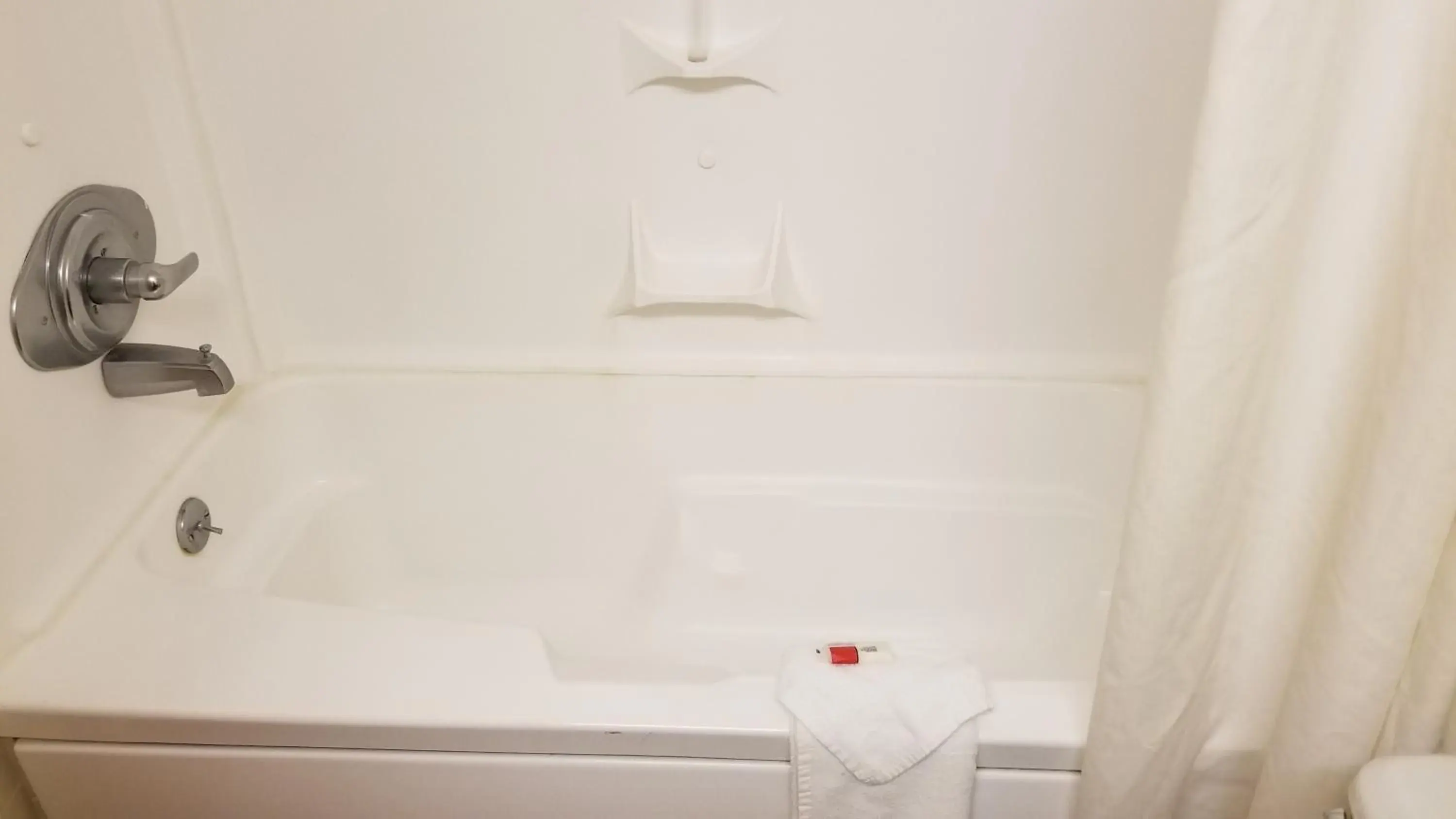 Deluxe King Room - Smoking in Howard Johnson by Wyndham Williamsburg Deluxe King Room - Smoking in Howard Johnson by Wyndham Williamsburg