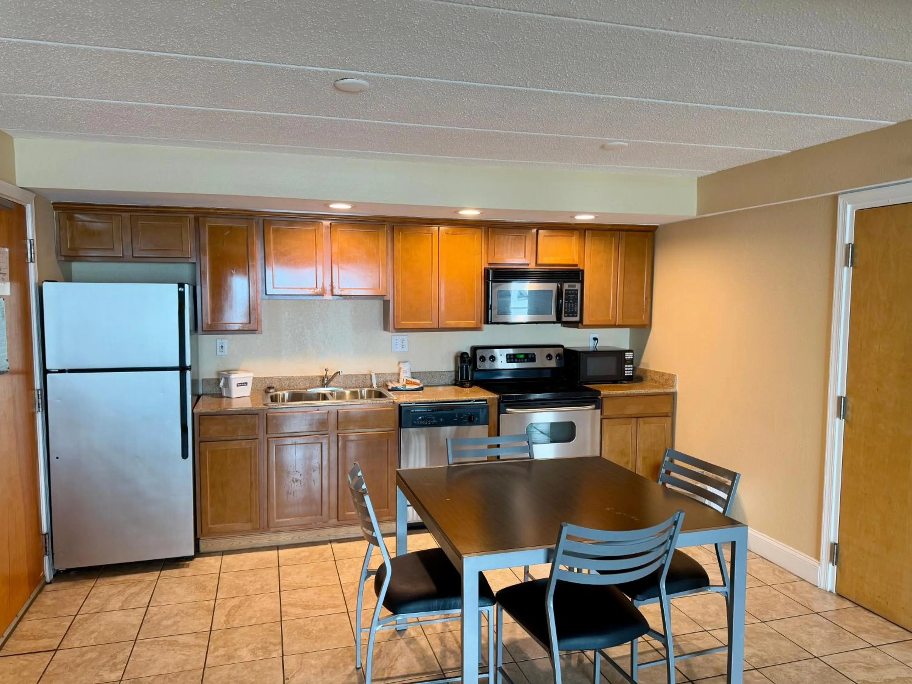 Dining area in Aquarius Oceanfront Hotel