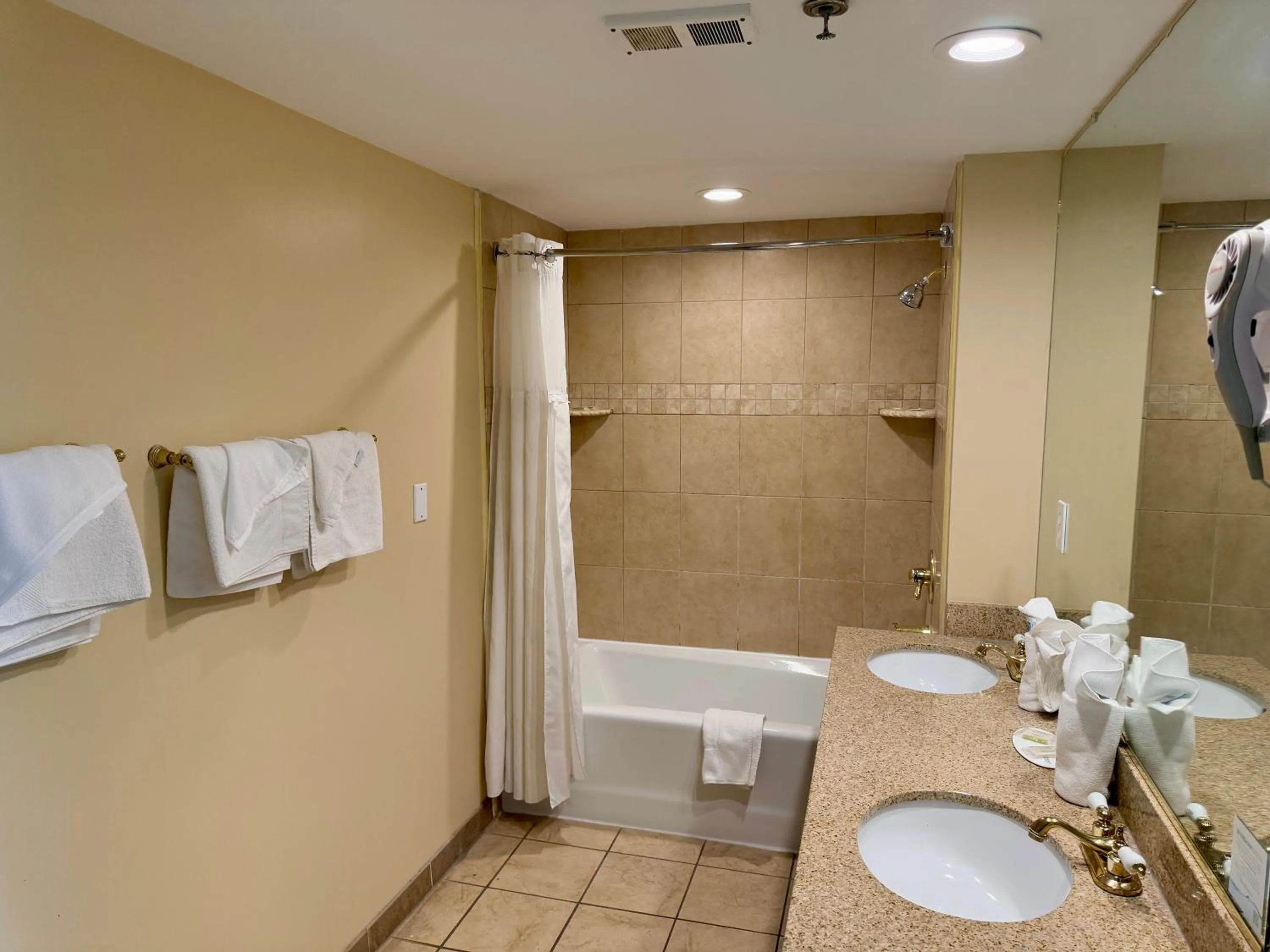 Bathroom in Aquarius Oceanfront Hotel
