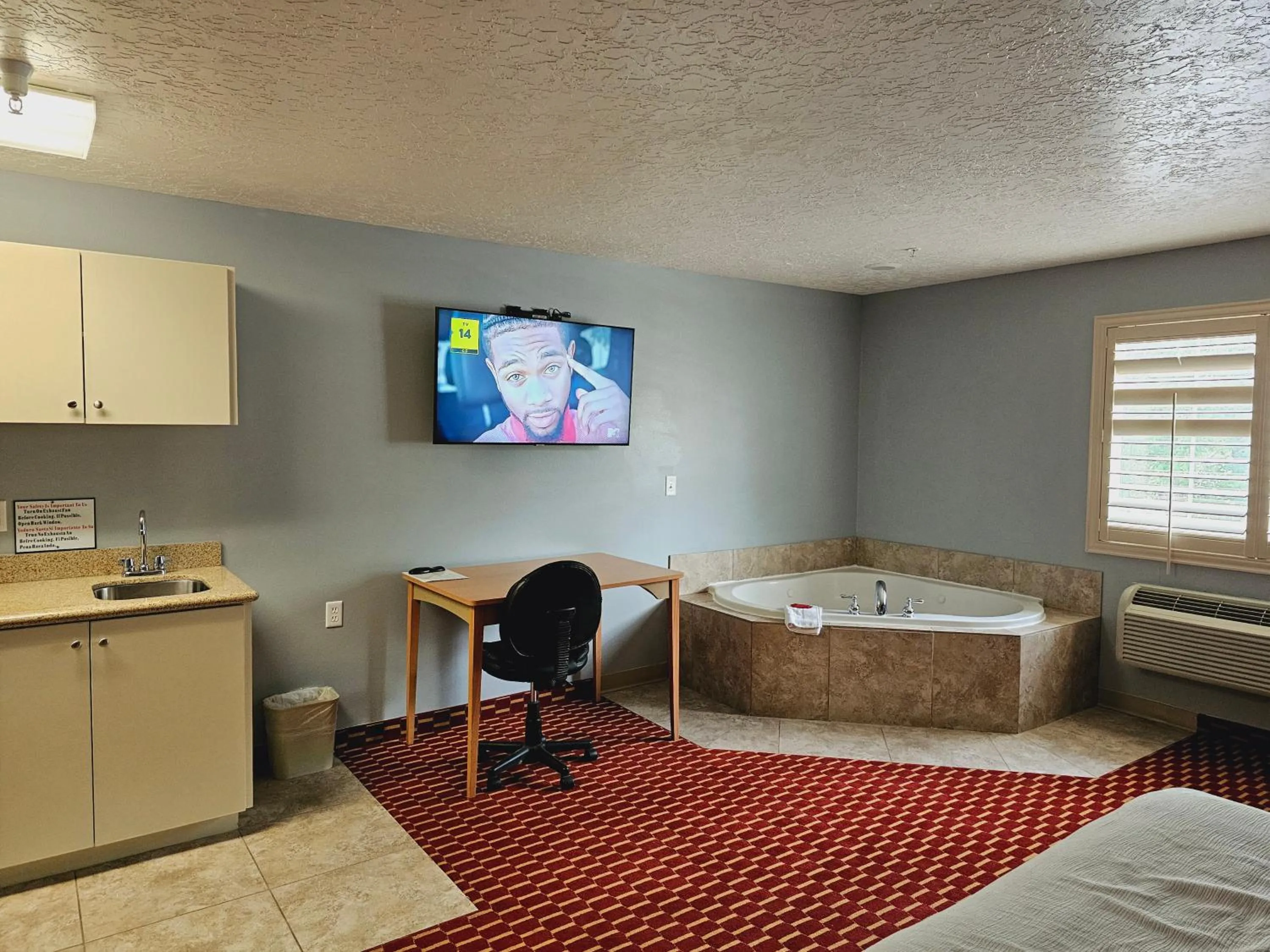 TV and multimedia in Executive Inn & Suites Extended Stay - Vernal