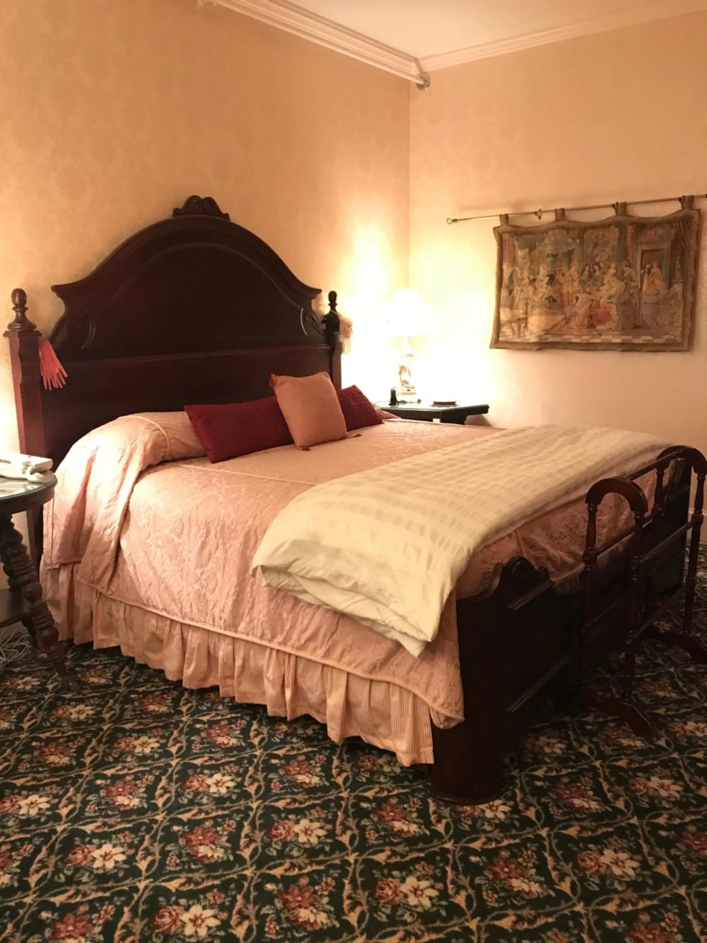 Bed in 1896 House Country Inn - Barnside Inn