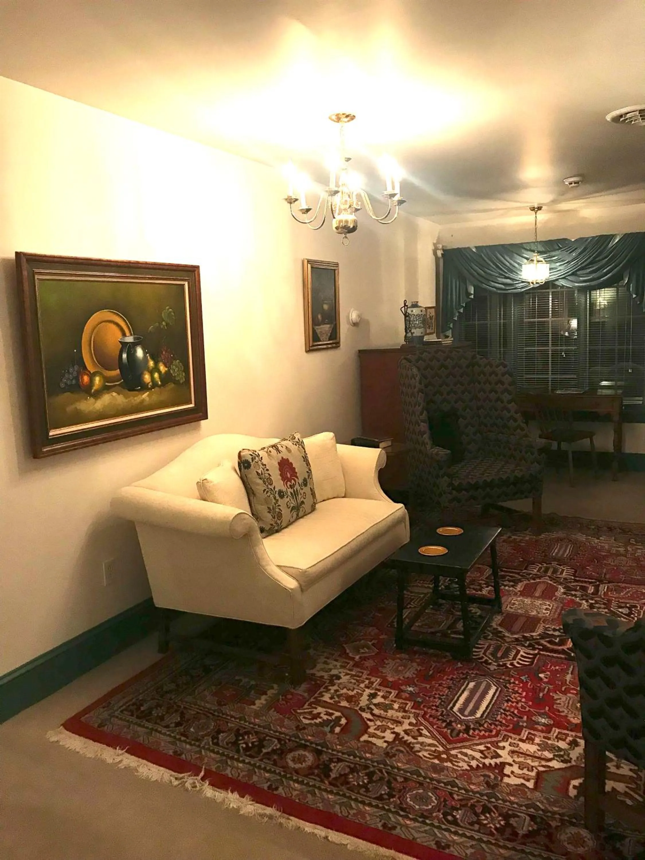 Seating area in 1896 House Country Inn - Barnside Inn