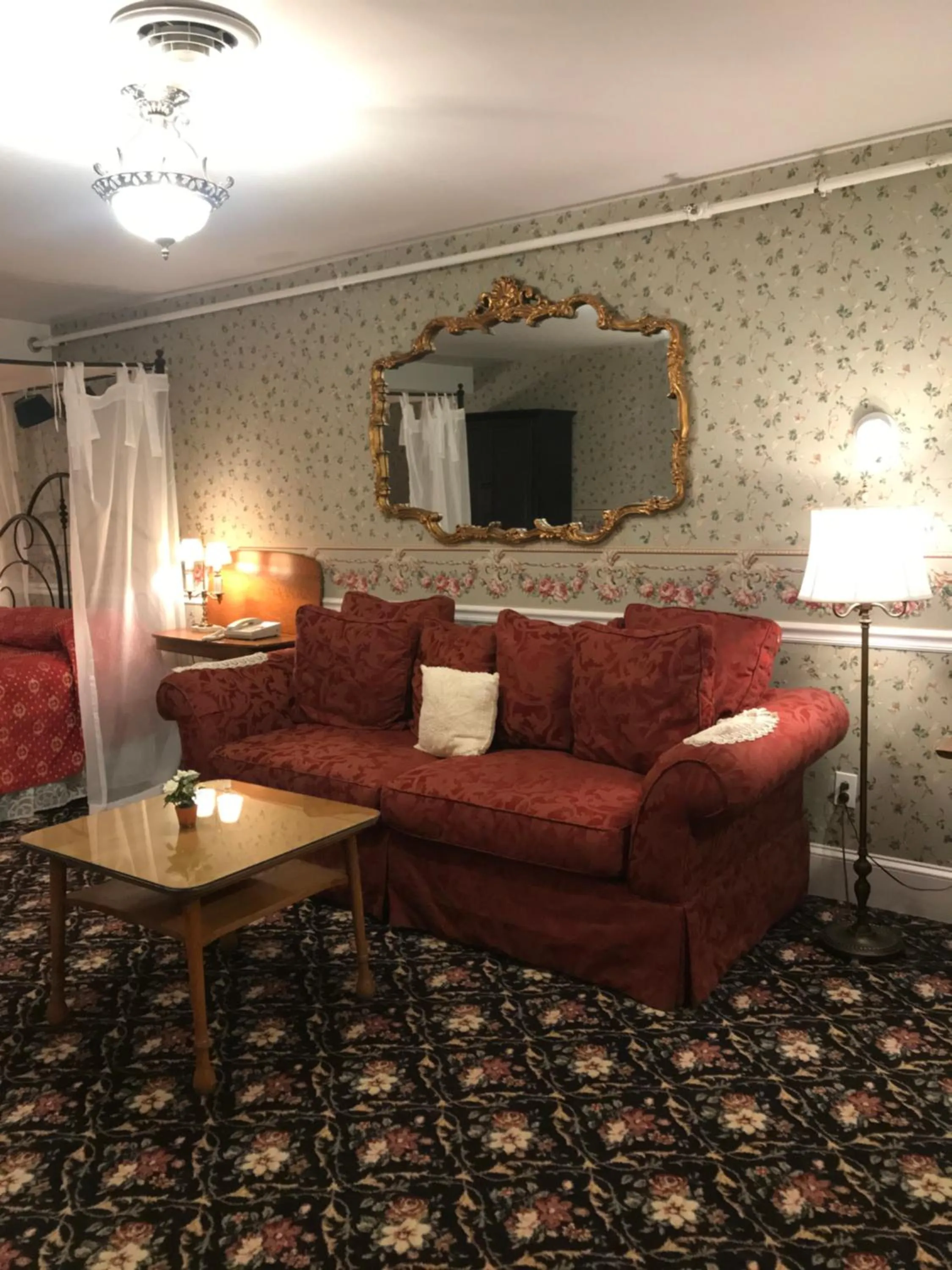 Bed in 1896 House Country Inn - Barnside Inn