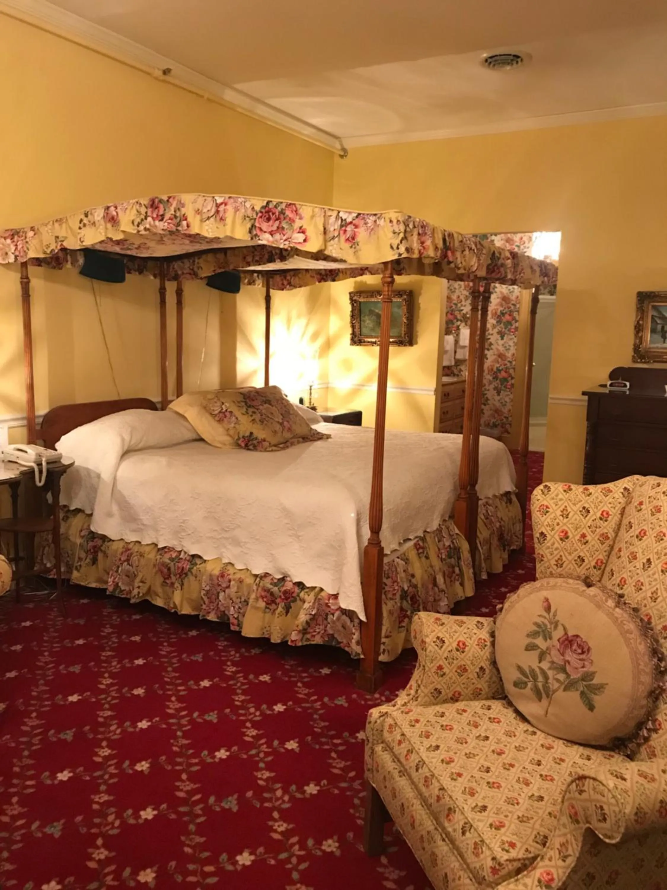 Bed in 1896 House Country Inn - Barnside Inn