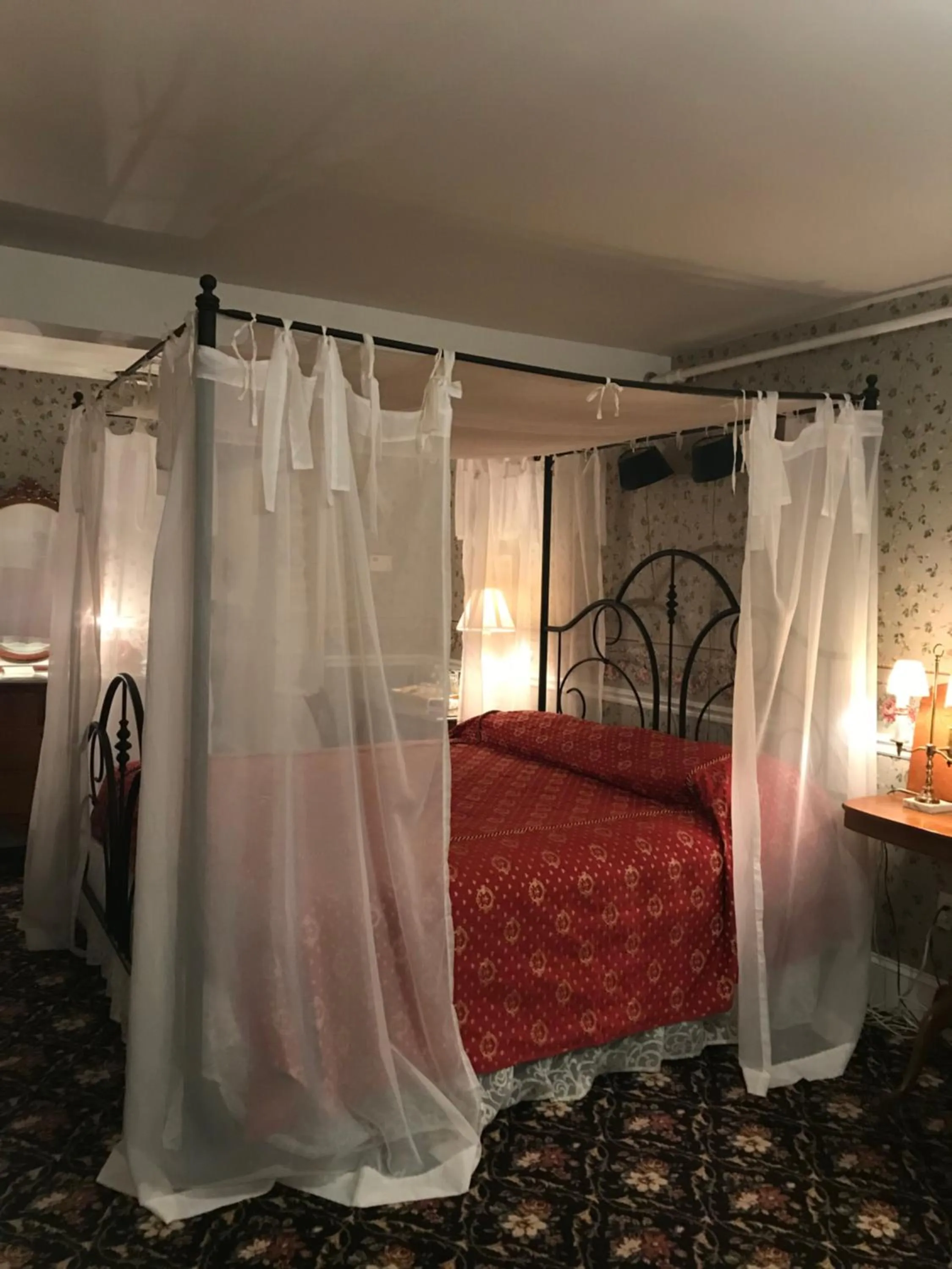 Bed in 1896 House Country Inn - Barnside Inn