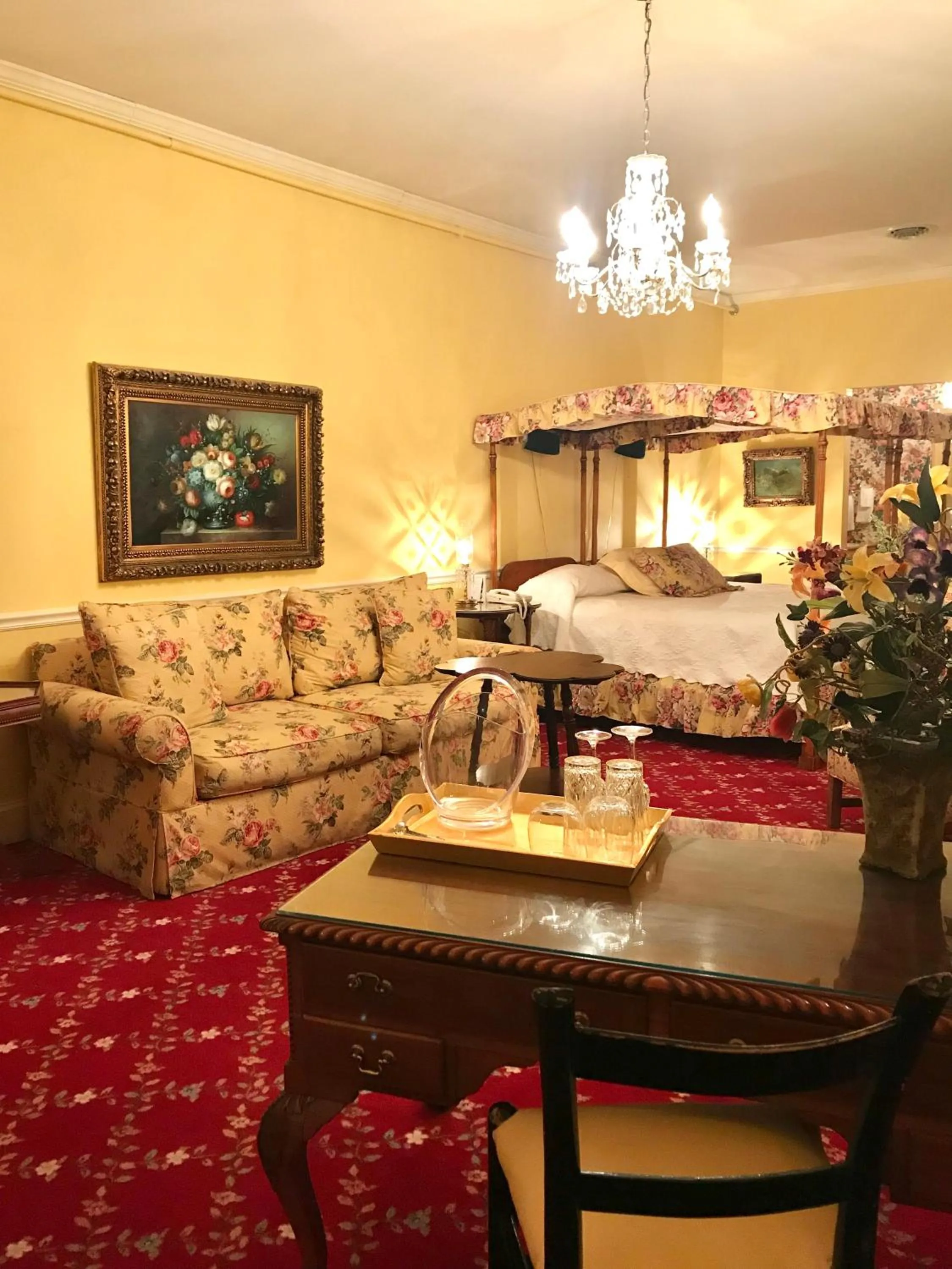 Bed in 1896 House Country Inn - Barnside Inn