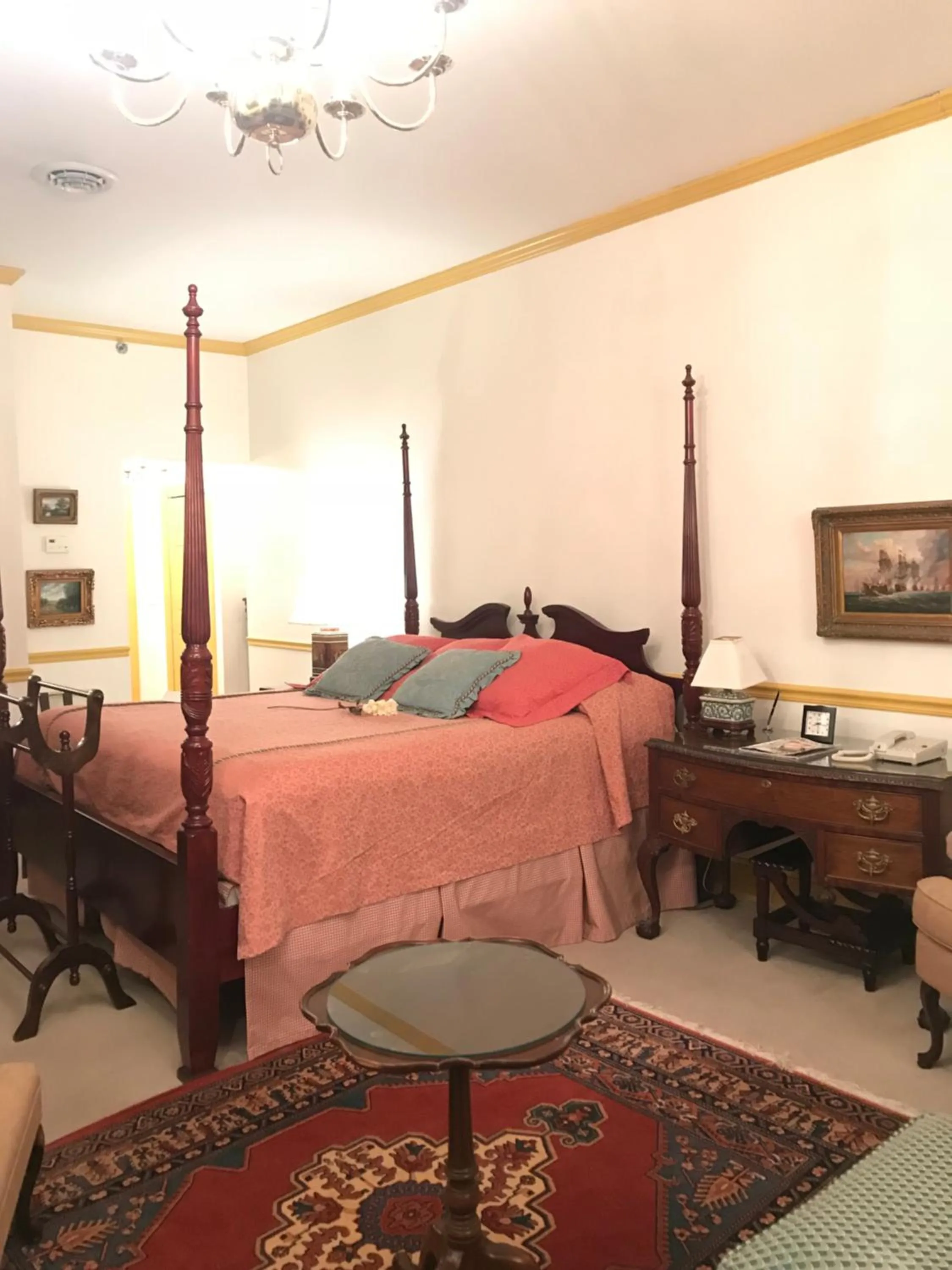 Bed in 1896 House Country Inn - Barnside Inn