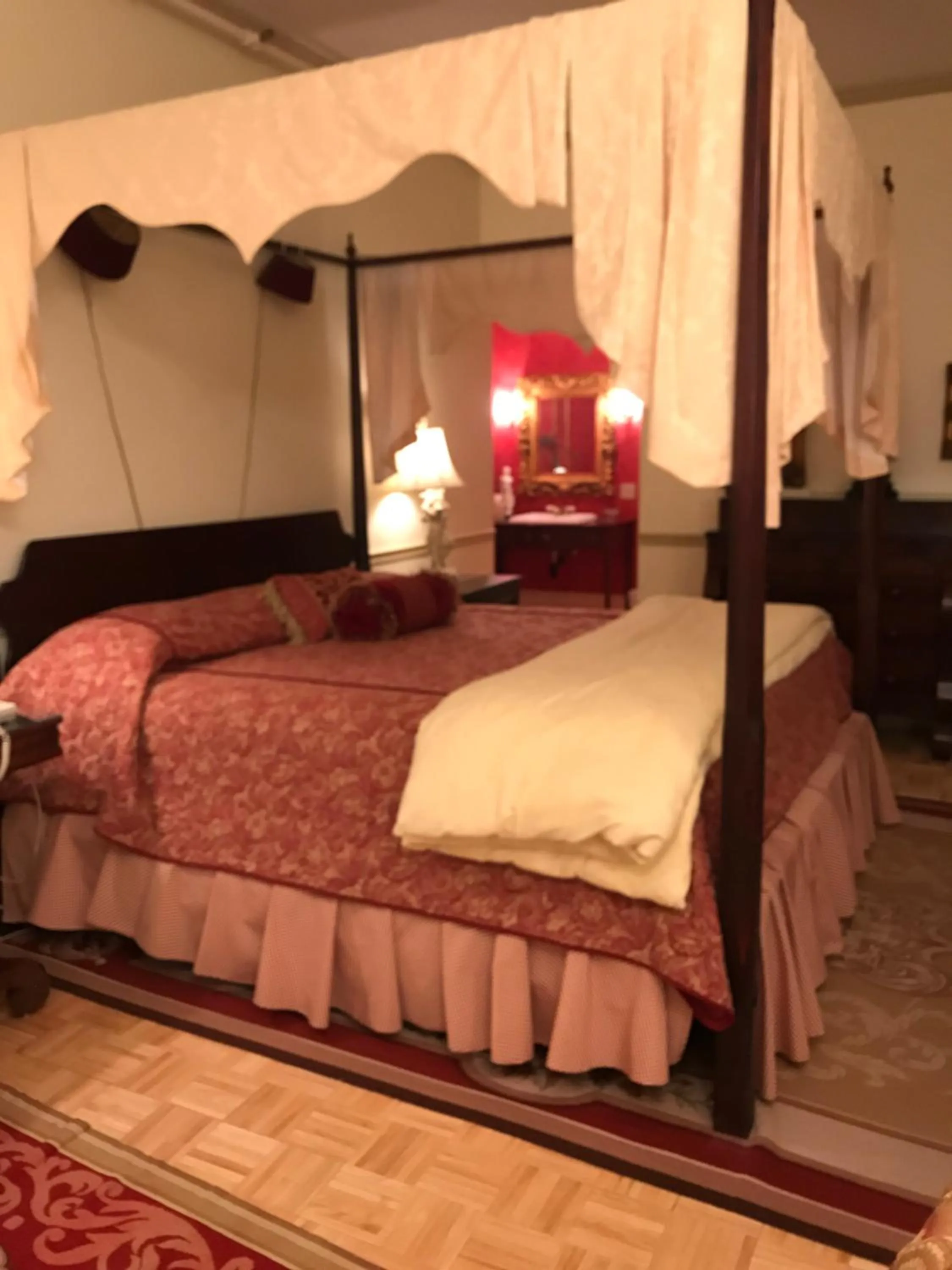 Bed in 1896 House Country Inn - Barnside Inn