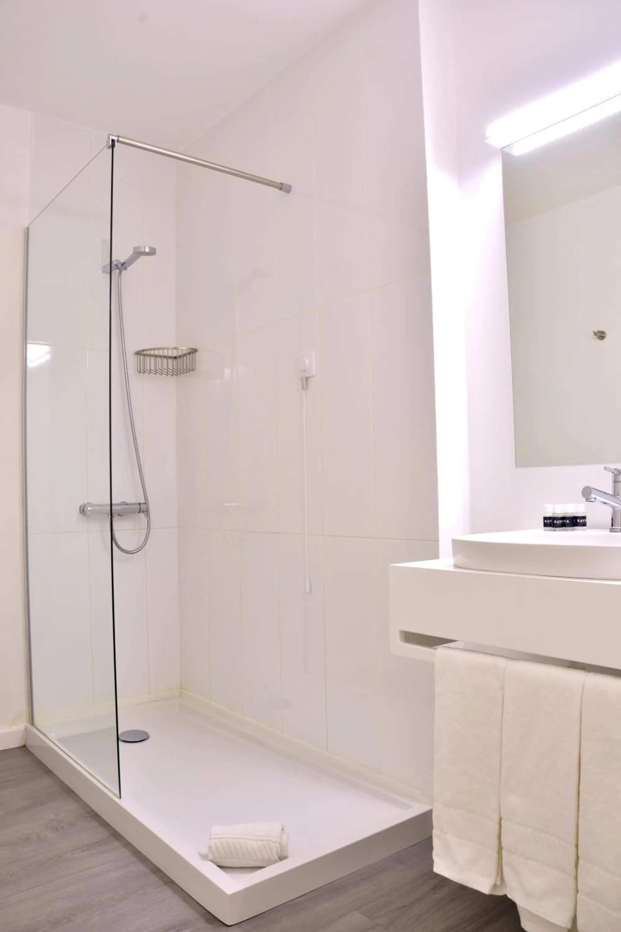 Shower in Hotel Sol Algarve by Kavia