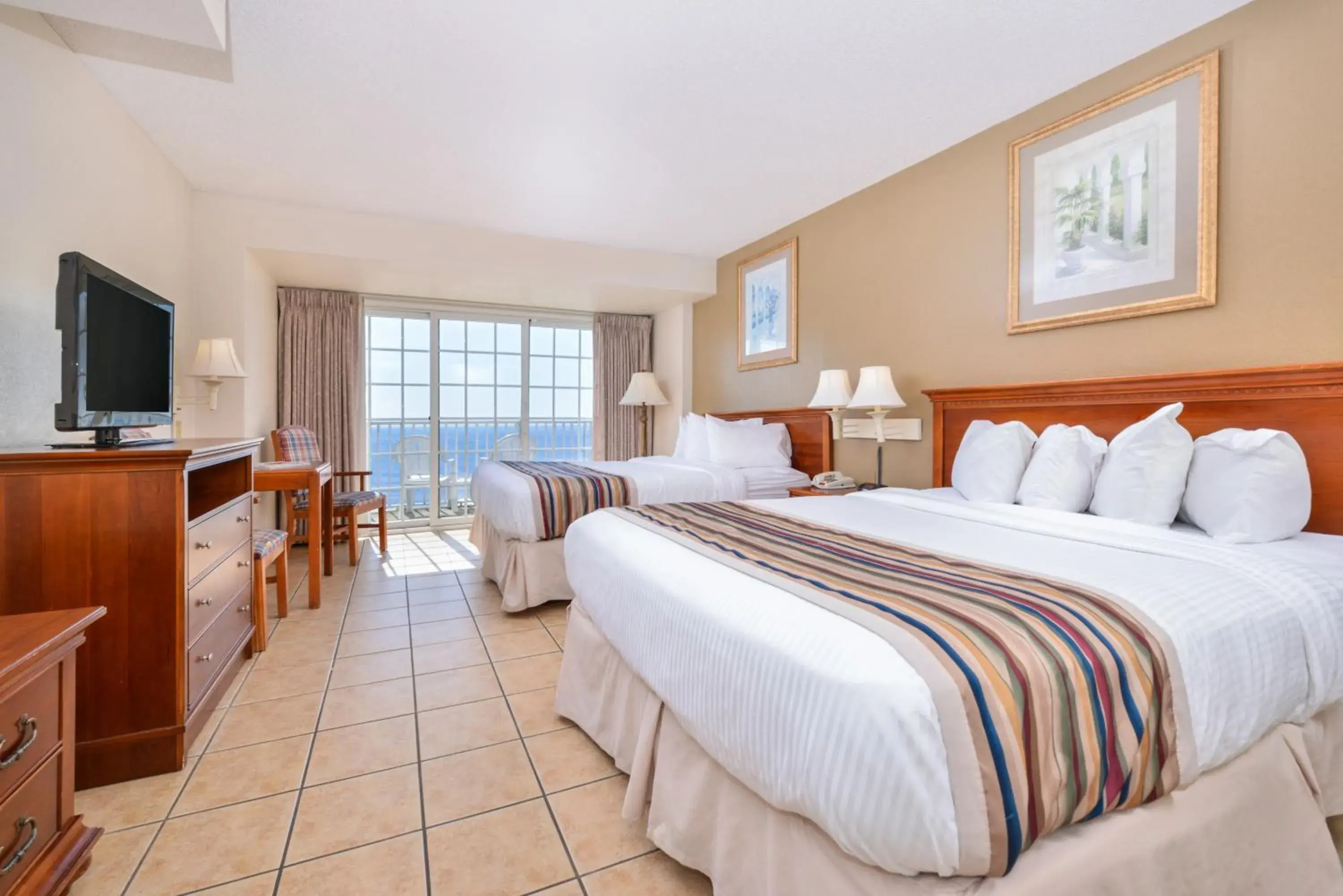 Sea view, Bed in Paradise Plaza Inn