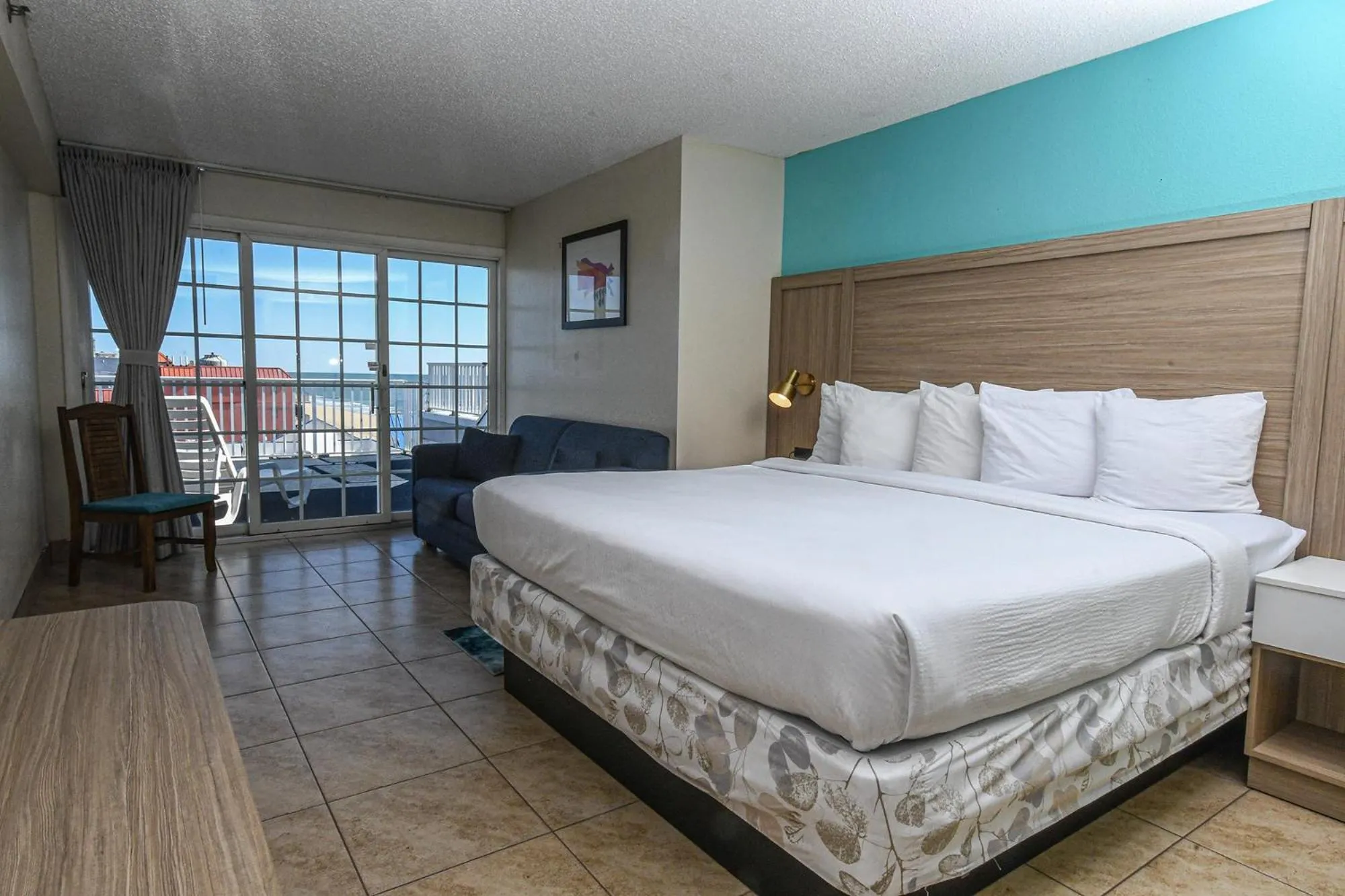 Bed in Paradise Plaza Inn