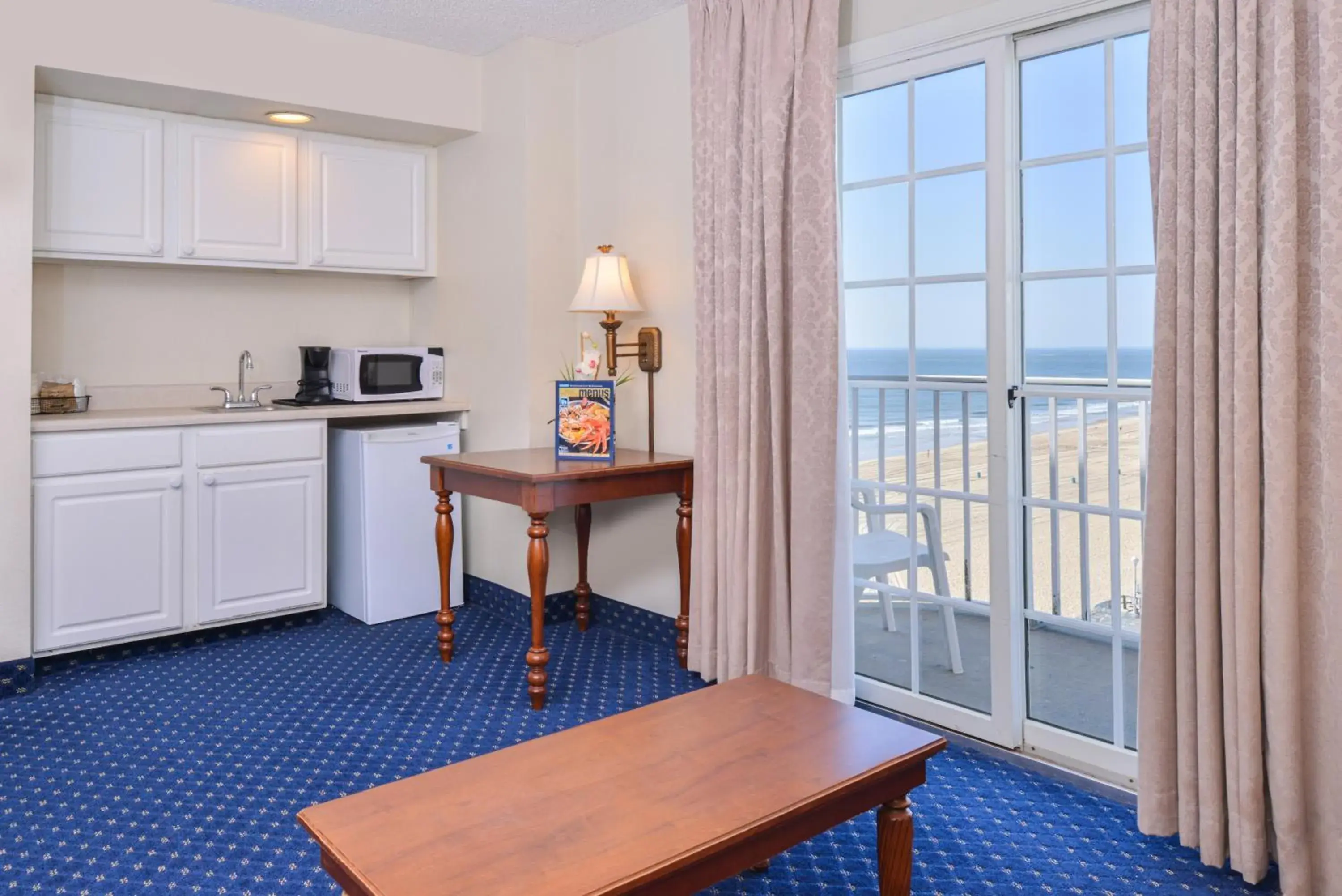 Living room, Kitchen/Kitchenette in Paradise Plaza Inn