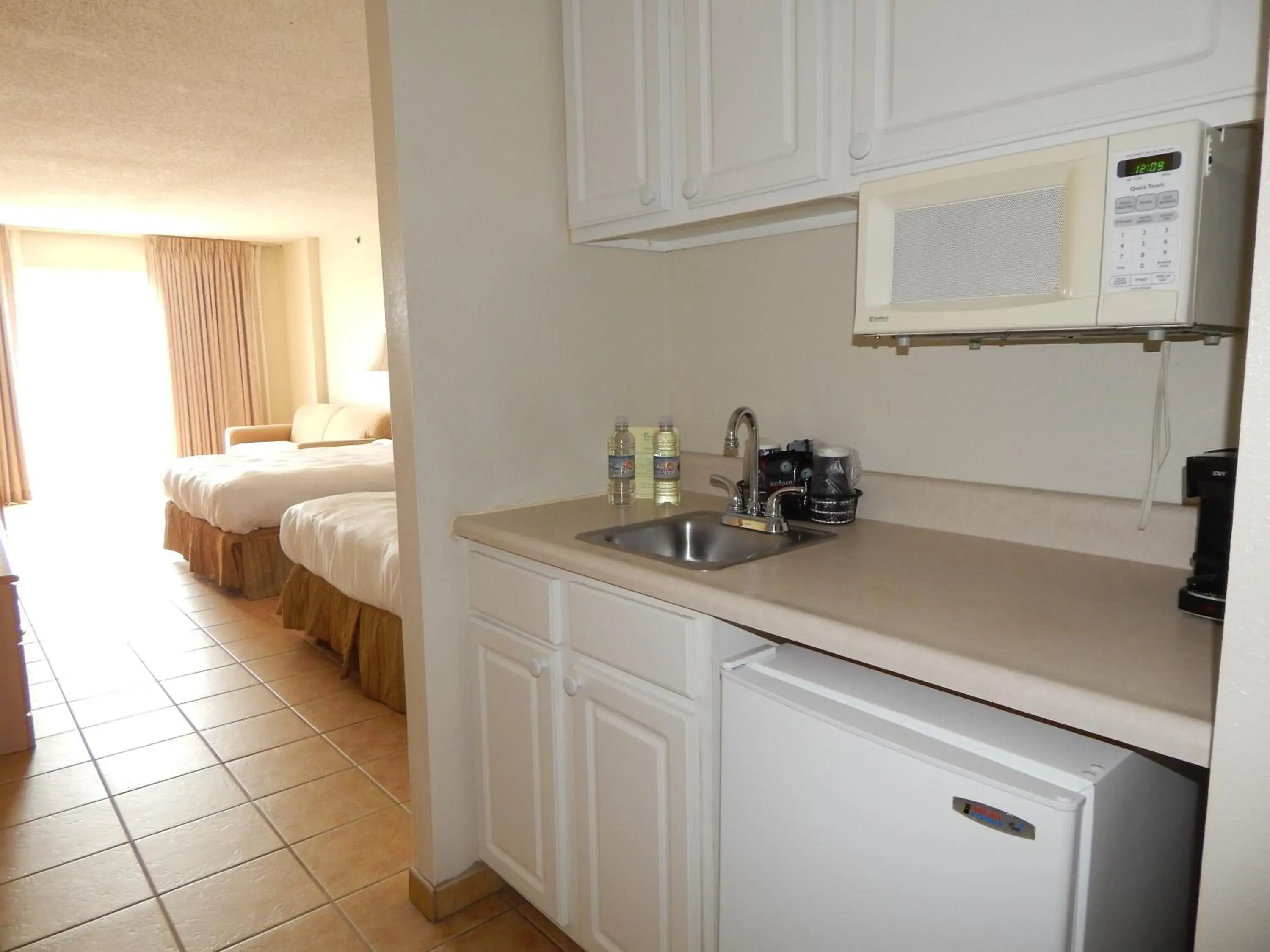 Kitchen or kitchenette, Bed in Paradise Plaza Inn