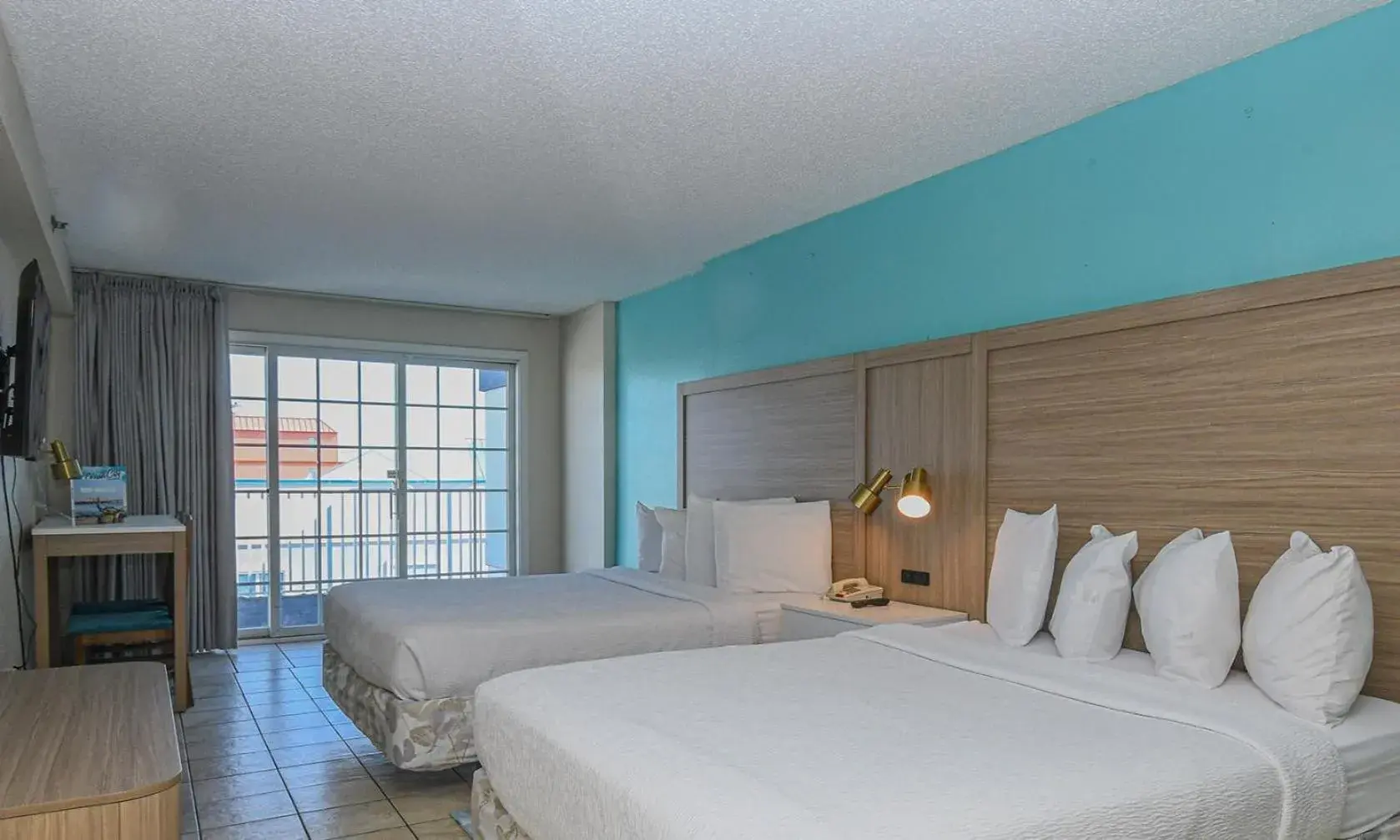 Bed in Paradise Plaza Inn Bed in Paradise Plaza Inn