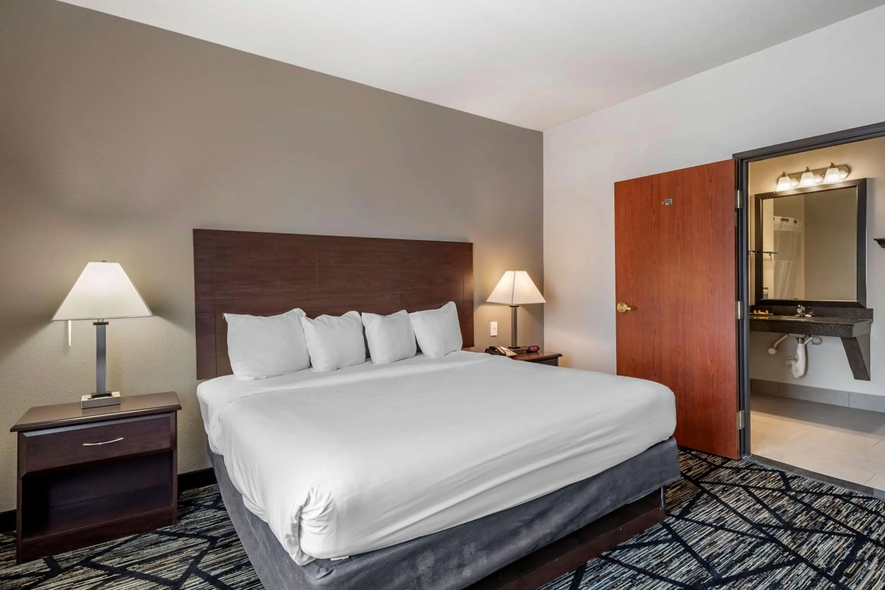 Bed in Best Western Plus McKinney Inn and Suites