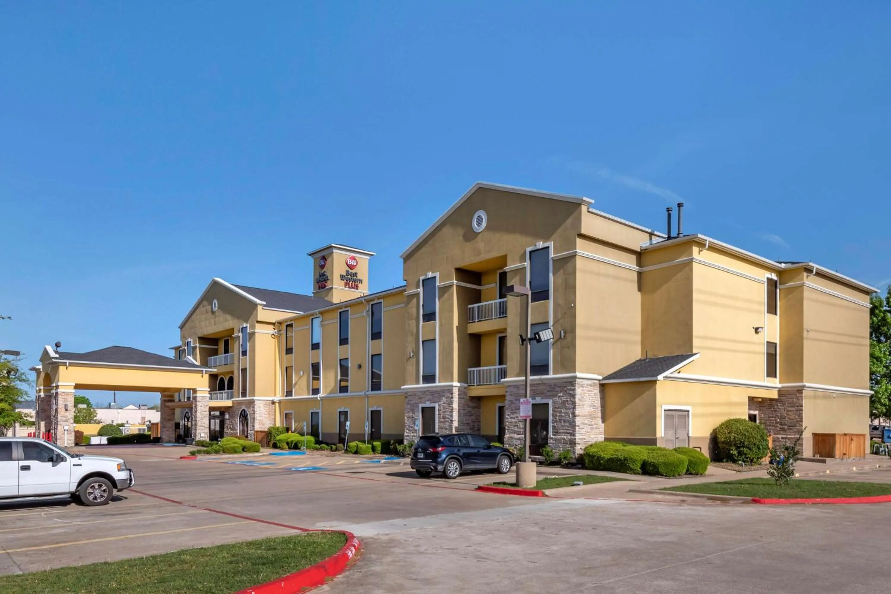 Property building in Best Western Plus McKinney Inn and Suites