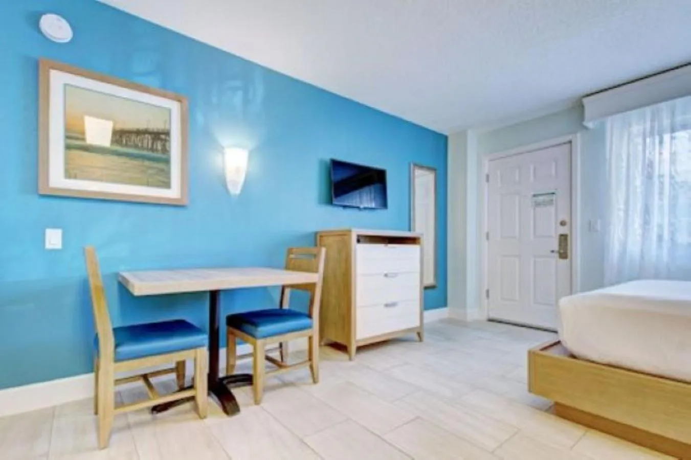 Dining area, Bed in Grand Seas by Exploria Resorts