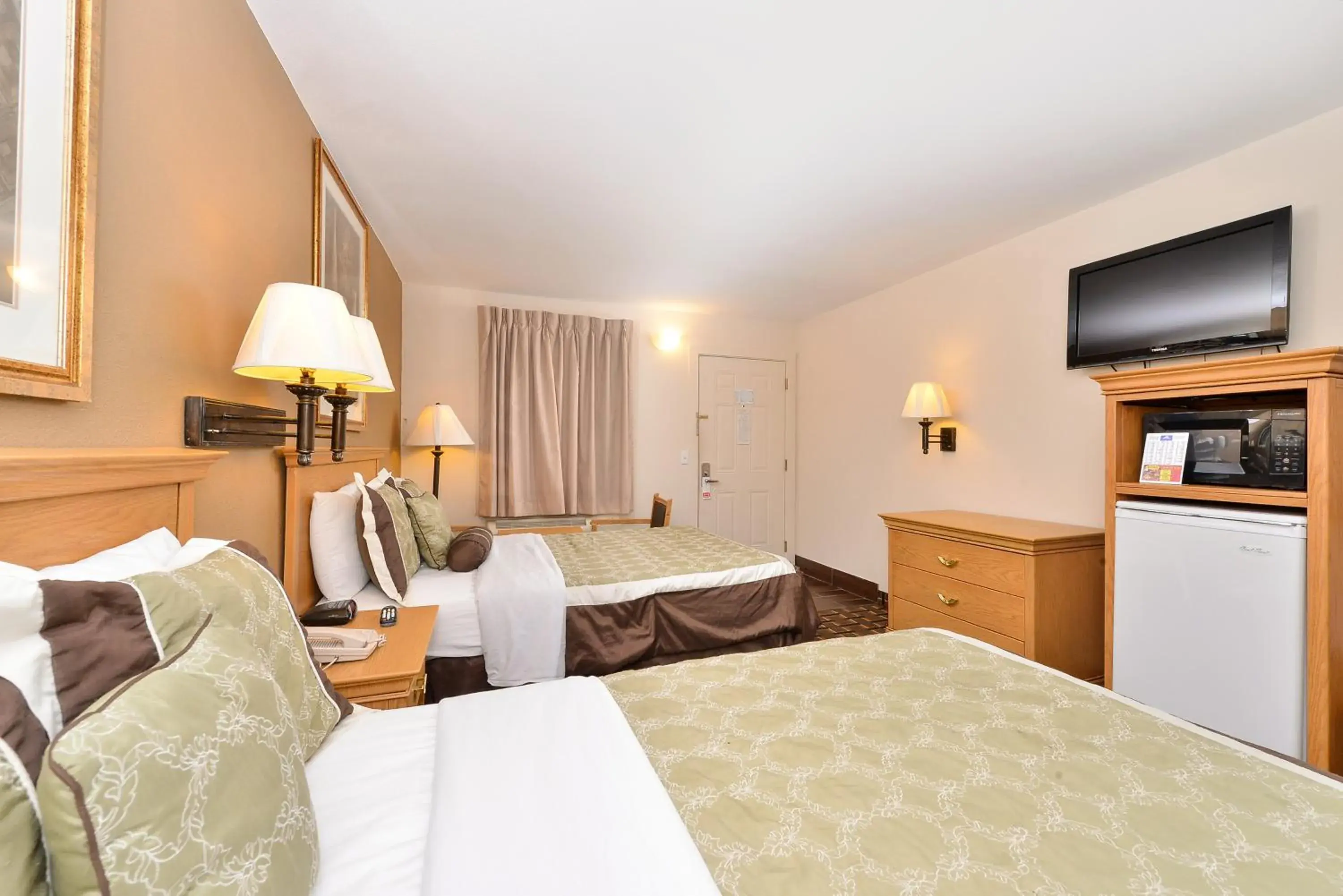 Double Room with Two Double Beds - Smoking in Americas Best Value Inn Near Downtown Nashville Double Room with Two Double Beds - Smoking in Americas Best Value Inn Near Downtown Nashville