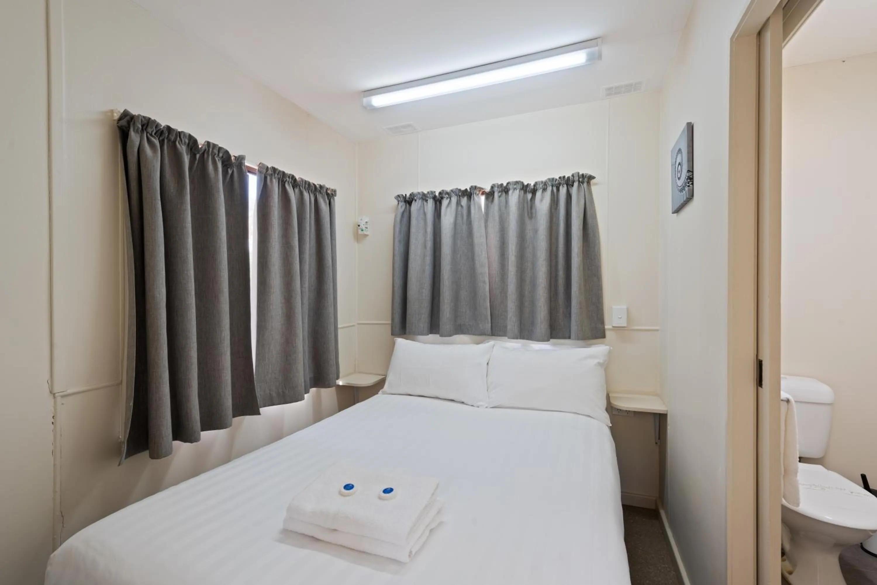 Bathroom, Bed in Discovery Parks - Lake Bonney