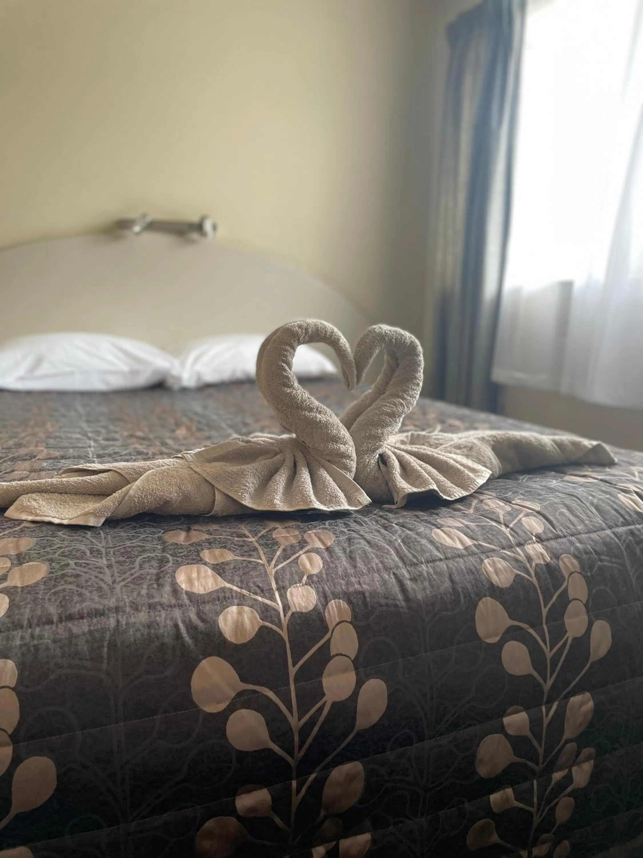 towels, Bed in Alexandra Motor Lodge NZ