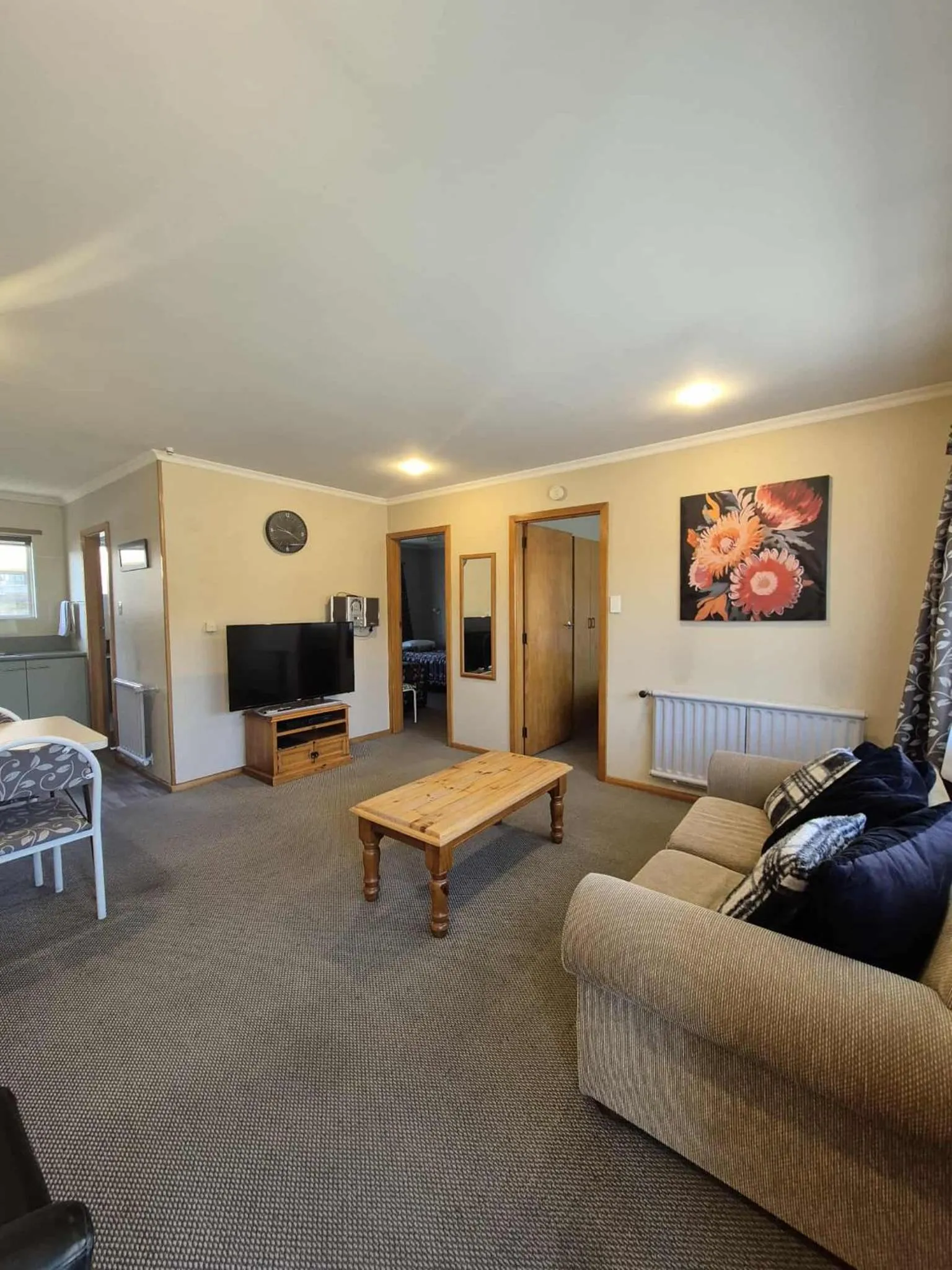 Seating area, Bed in Alexandra Motor Lodge NZ