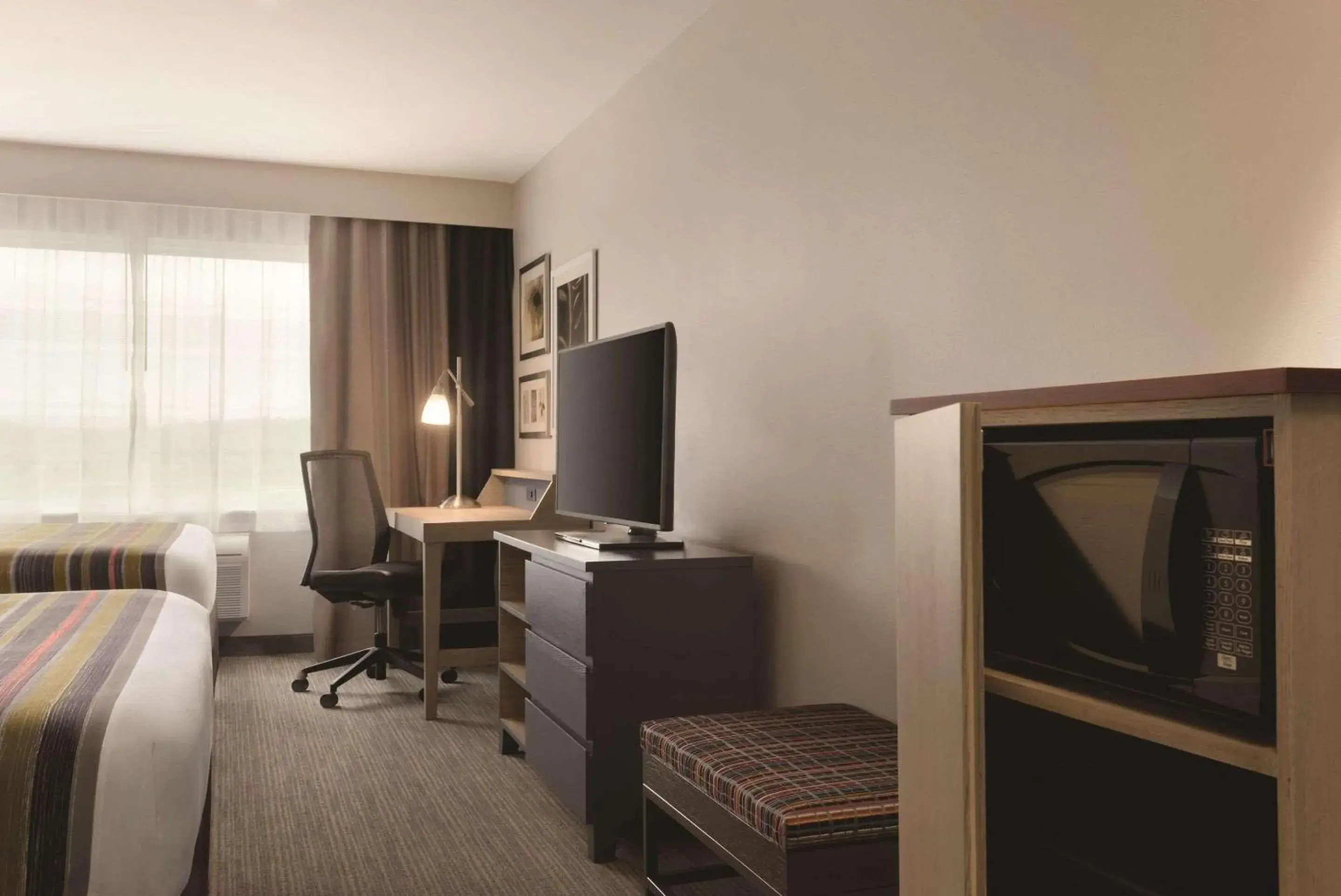 Bedroom, Bed in Country Inn & Suites by Radisson, Ft Atkinson, WI Bedroom, Bed in Country Inn & Suites by Radisson, Ft Atkinson, WI