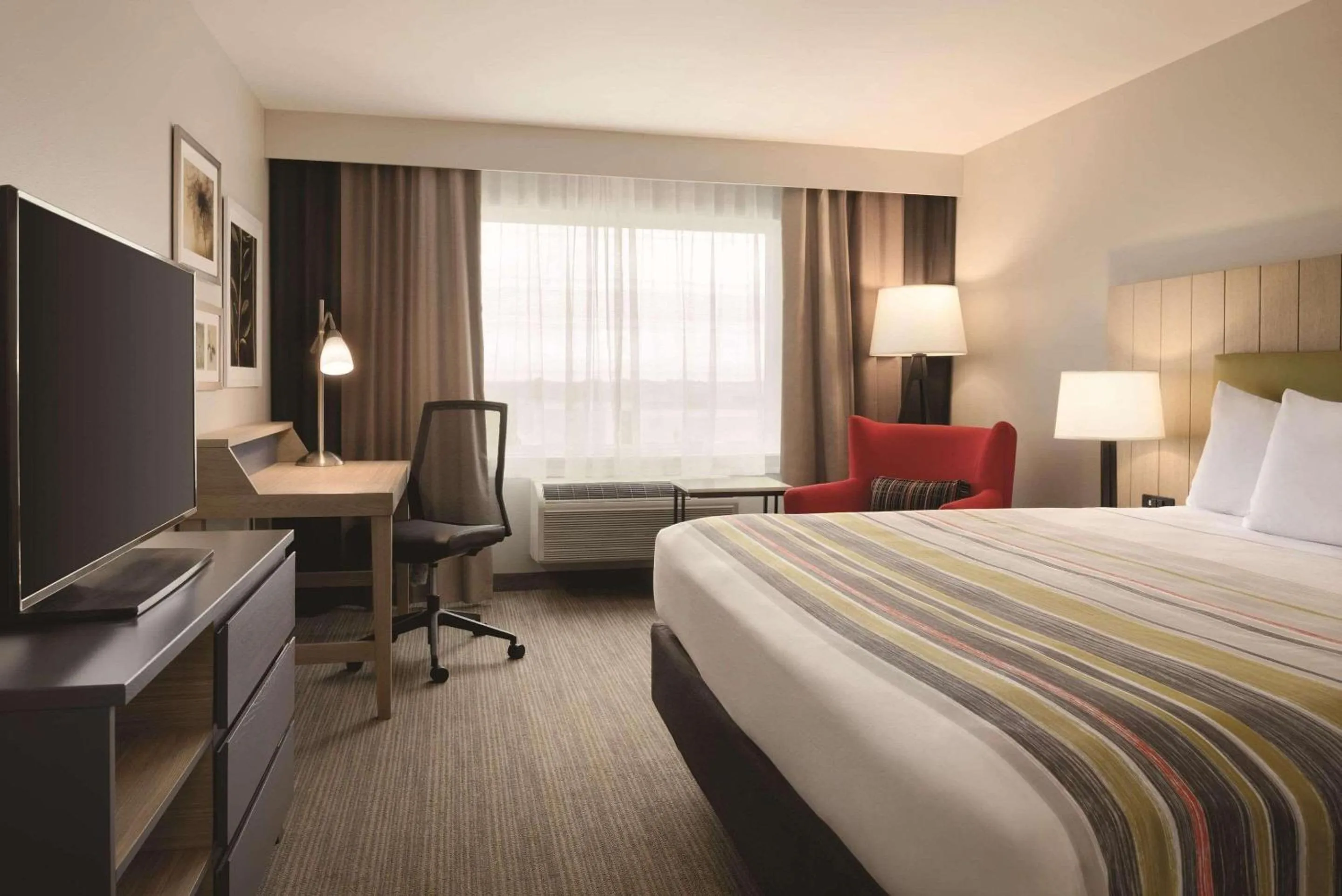 Bedroom, Bed in Country Inn & Suites by Radisson, Ft Atkinson, WI