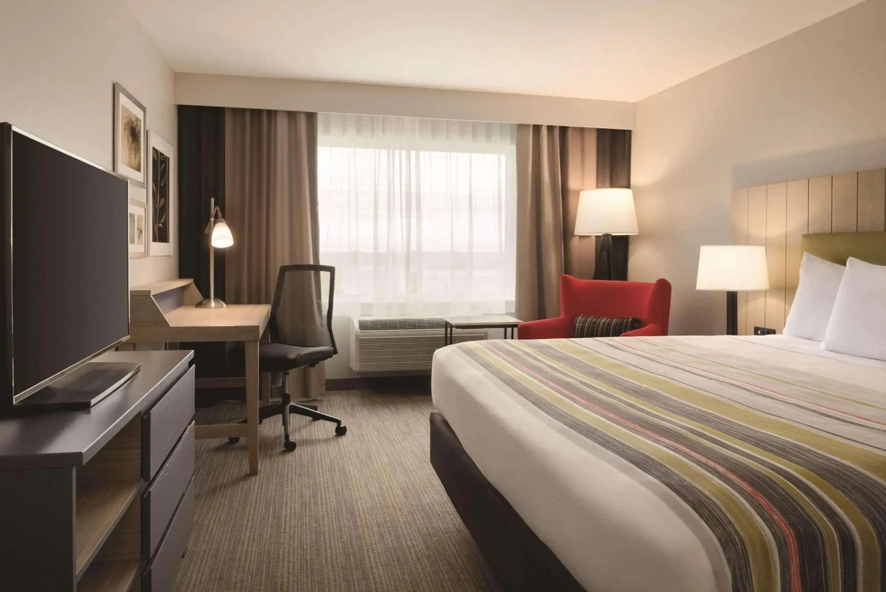 Bedroom, Bed in Country Inn & Suites by Radisson, Ft Atkinson, WI Bedroom, Bed in Country Inn & Suites by Radisson, Ft Atkinson, WI