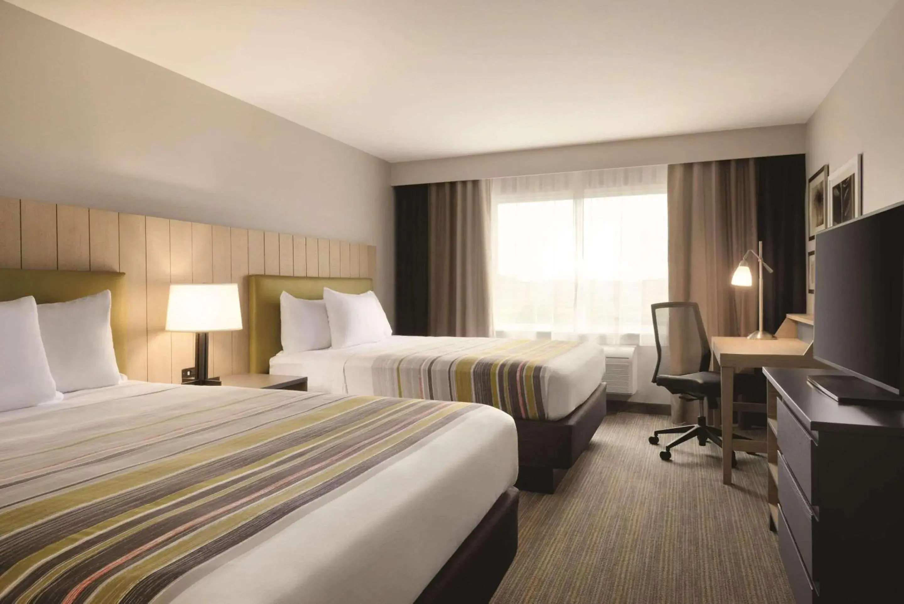 Bedroom, Bed in Country Inn & Suites by Radisson, Ft Atkinson, WI Bedroom, Bed in Country Inn & Suites by Radisson, Ft Atkinson, WI