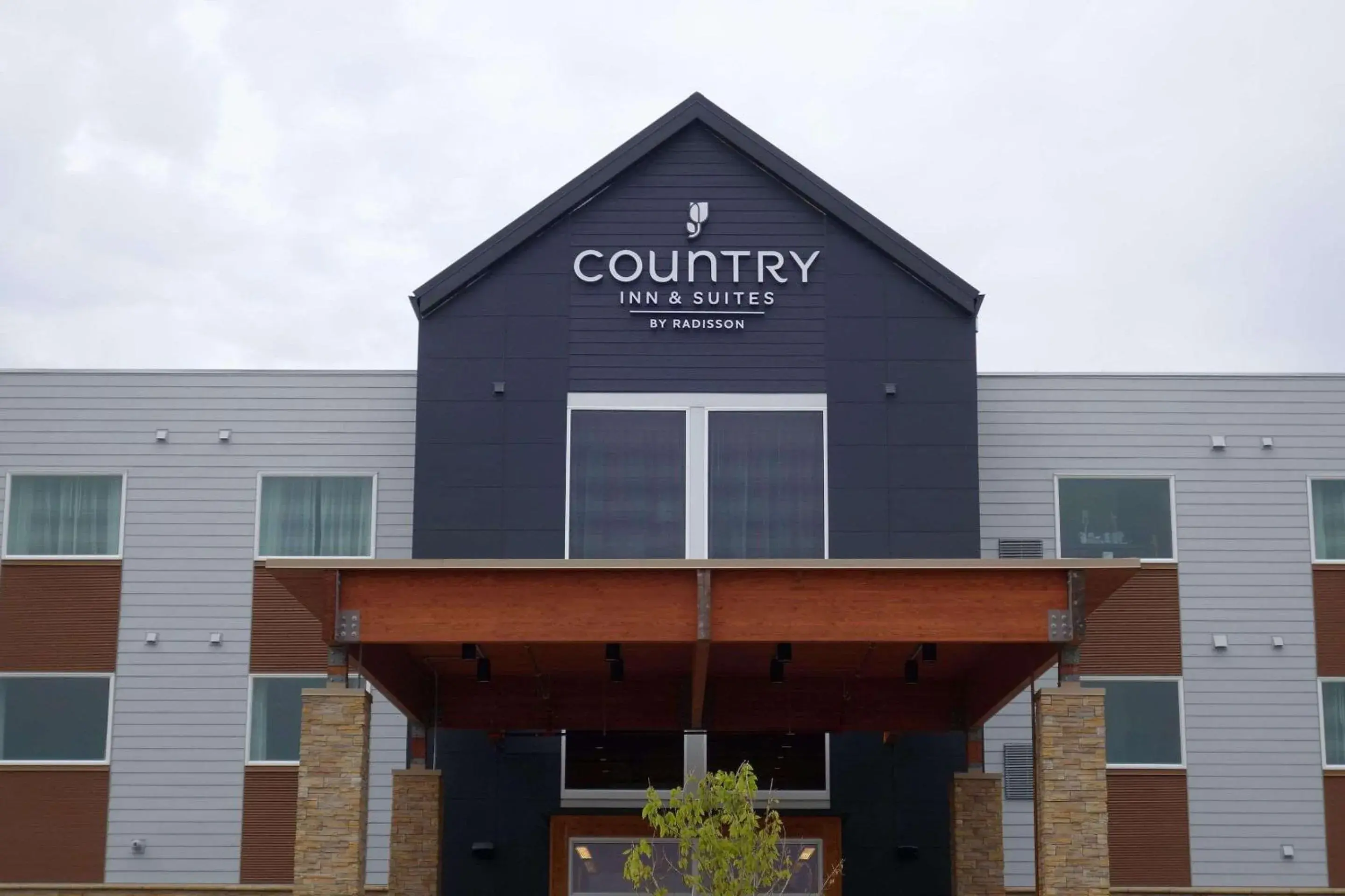 Property building in Country Inn & Suites by Radisson, Ft Atkinson, WI Property building in Country Inn & Suites by Radisson, Ft Atkinson, WI