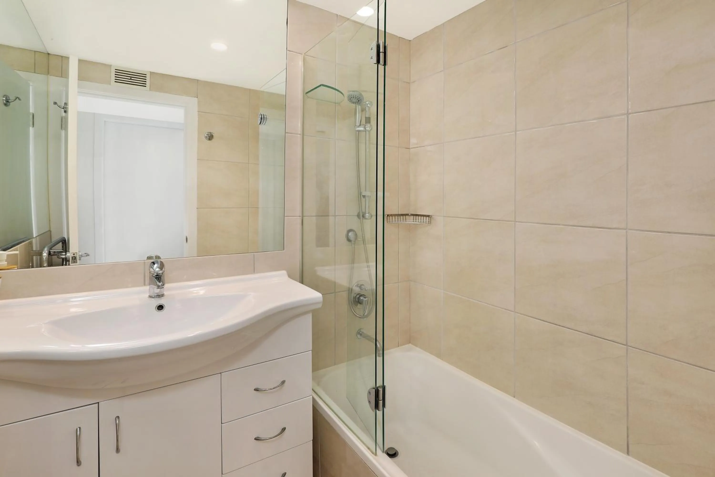 Bathroom in Spinnaker Quays