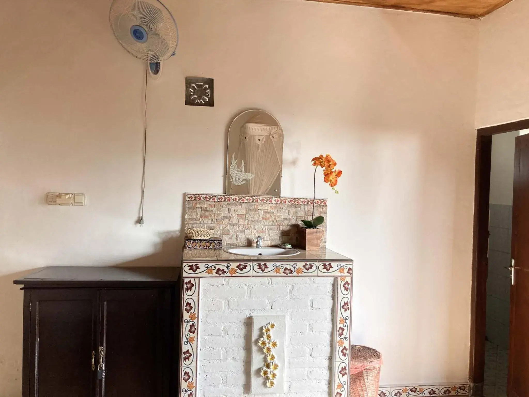 Budget Twin Room in Taman Ayu Homestay Munduk Mitra RedDoorz Budget Twin Room in Taman Ayu Homestay Munduk Mitra RedDoorz