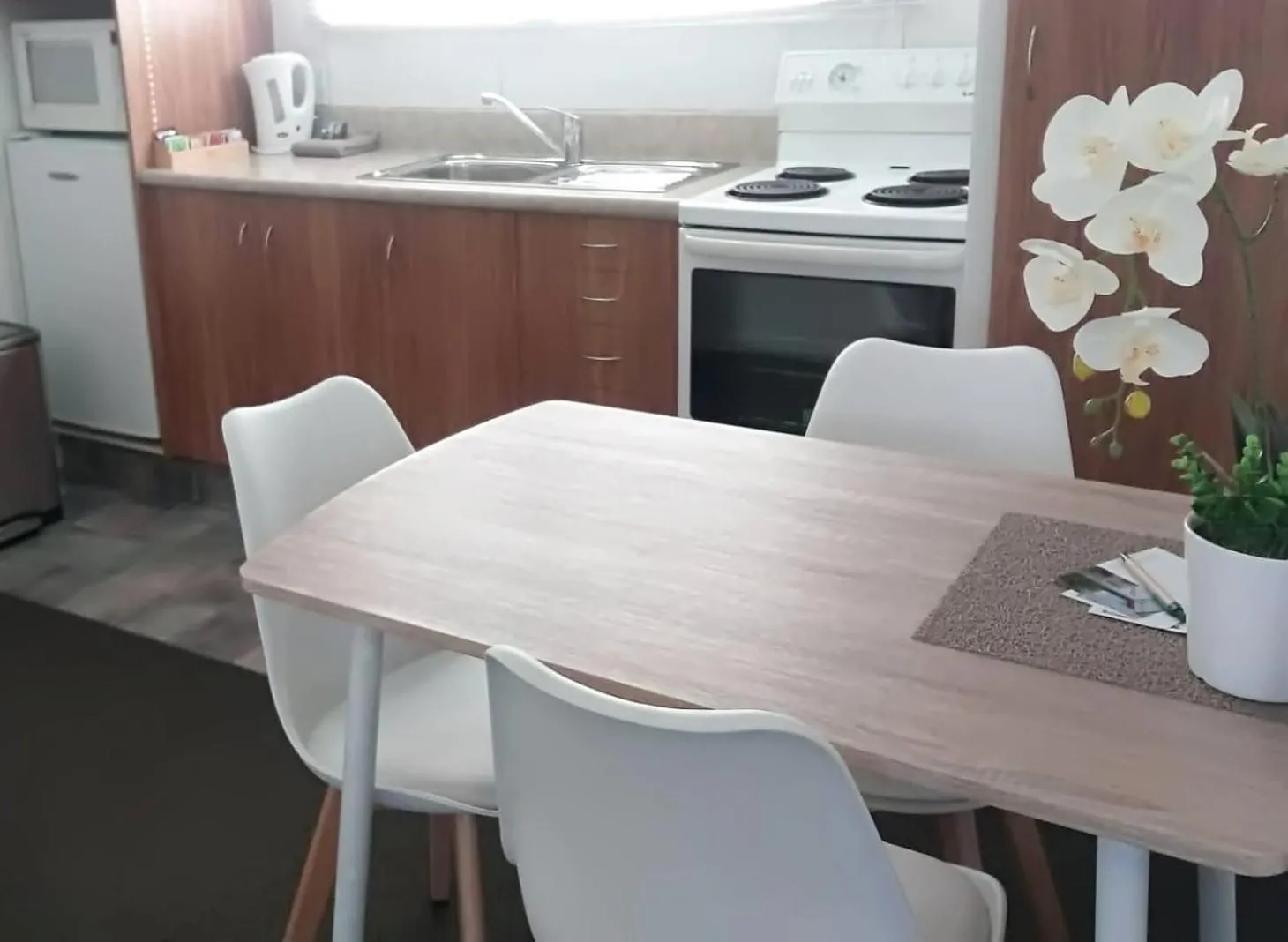 Kitchen or kitchenette in Almond Court Motel