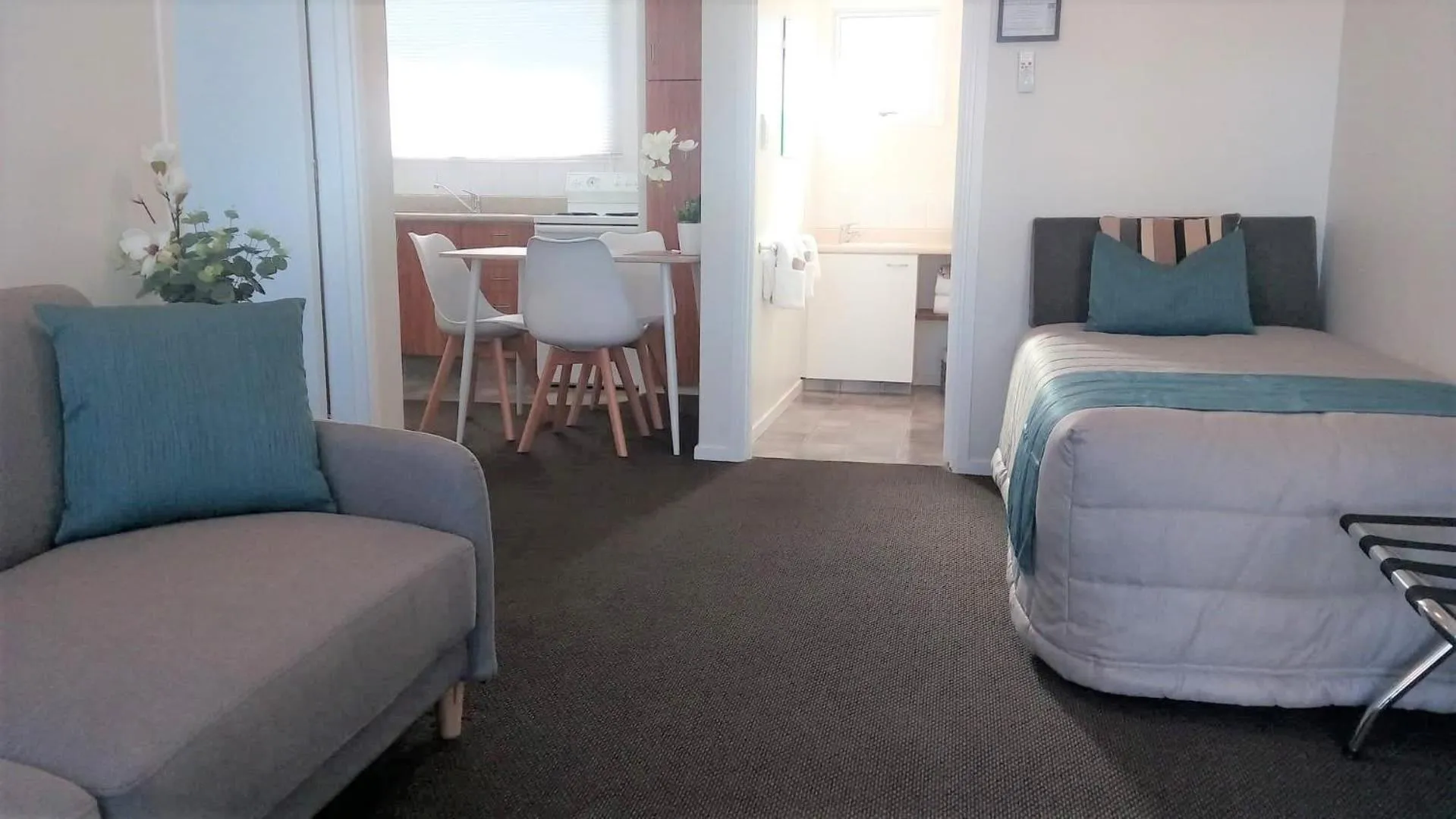 Living room, Bed in Almond Court Motel