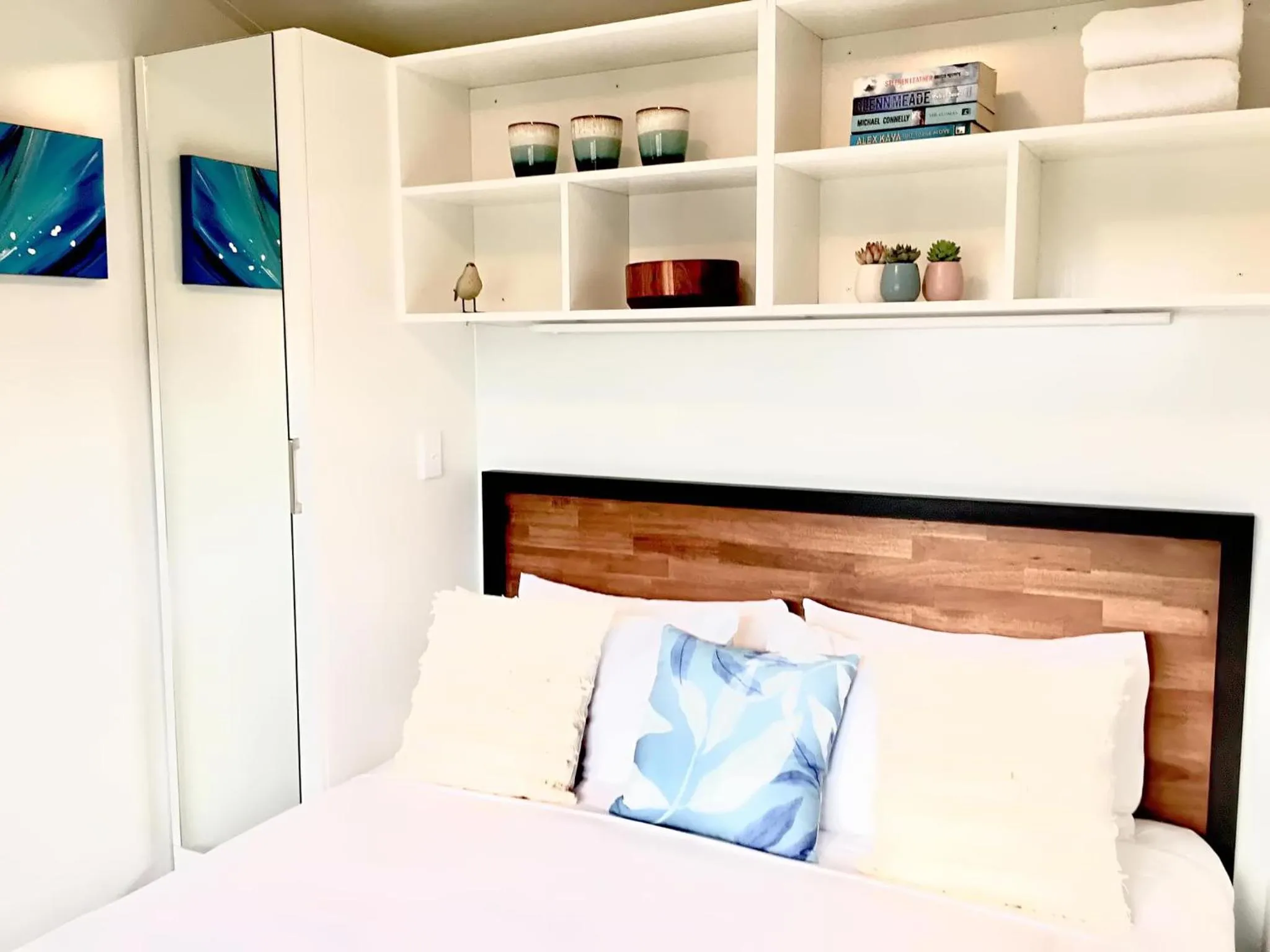 Bedroom, Bed in Almond Court Motel