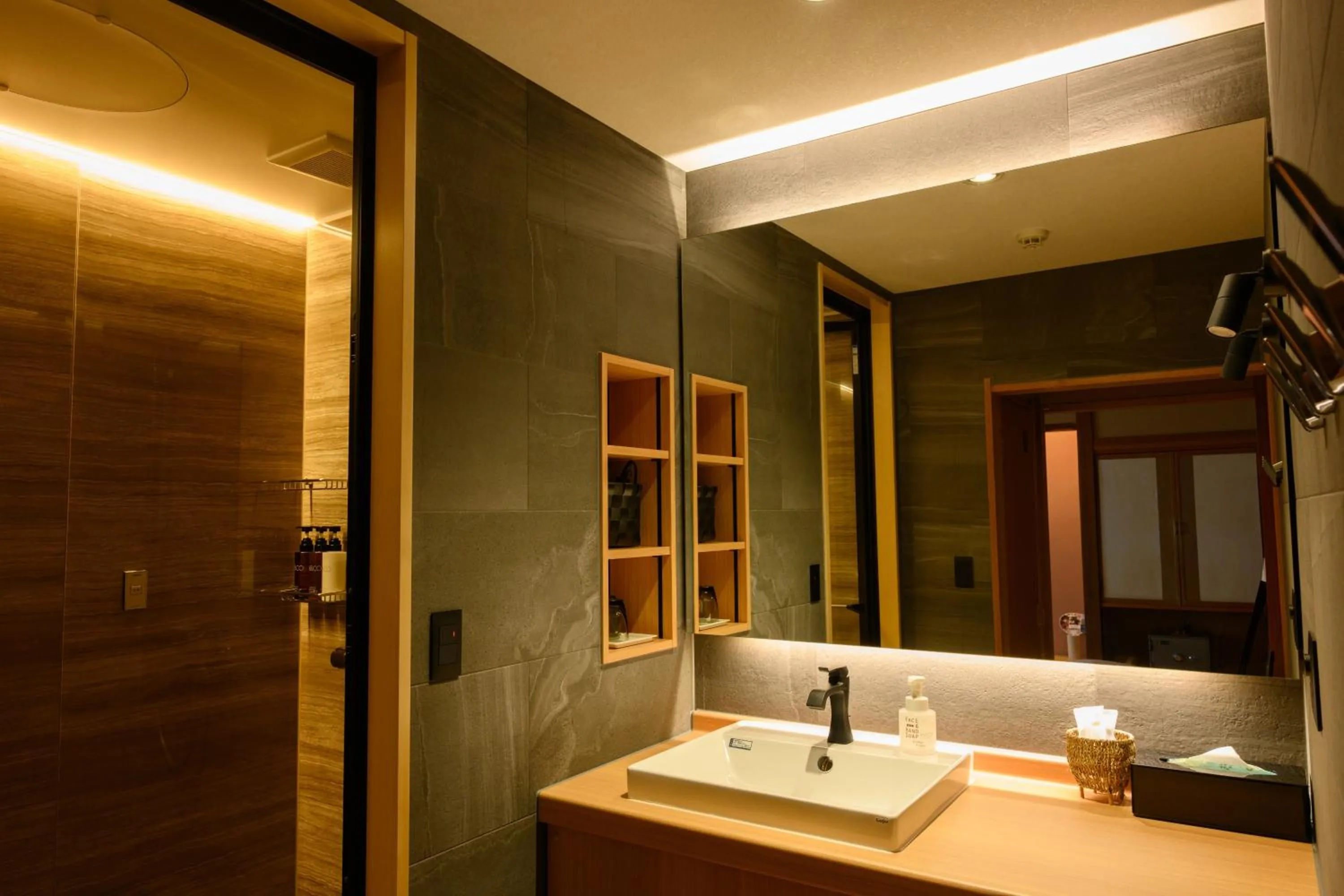 Photo of the whole room in Suminoyu