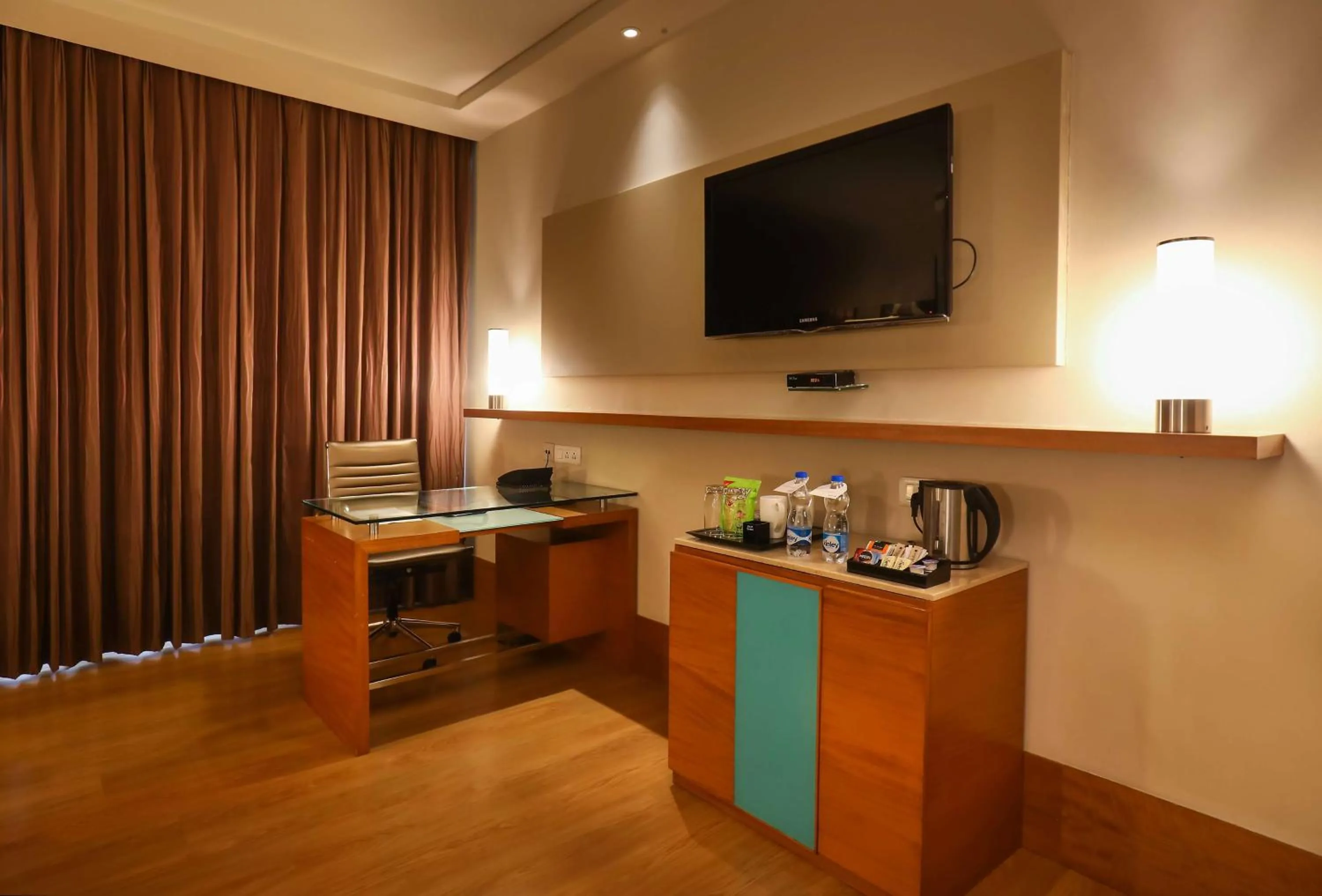 TV and multimedia in Radisson Blu Hotel Chennai City Centre