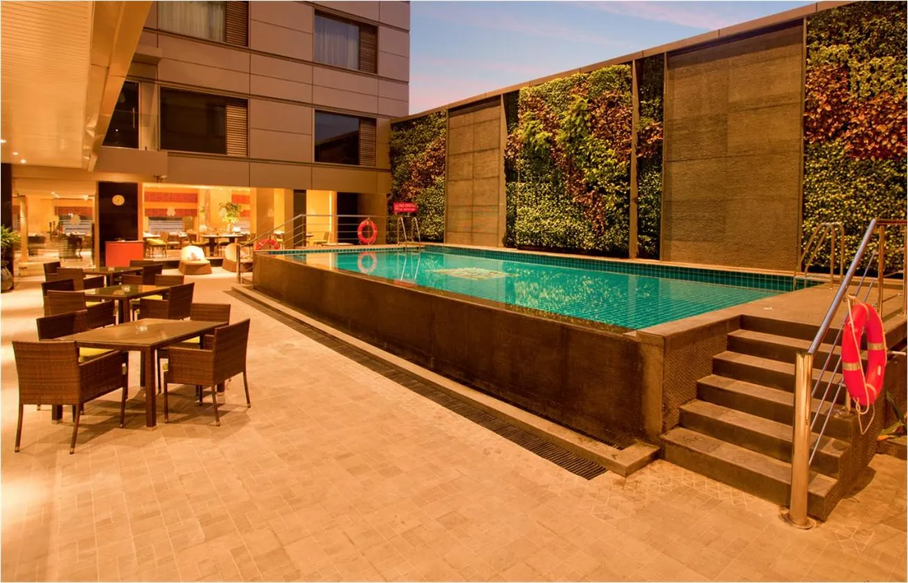 Swimming pool in Radisson Blu Hotel Chennai City Centre