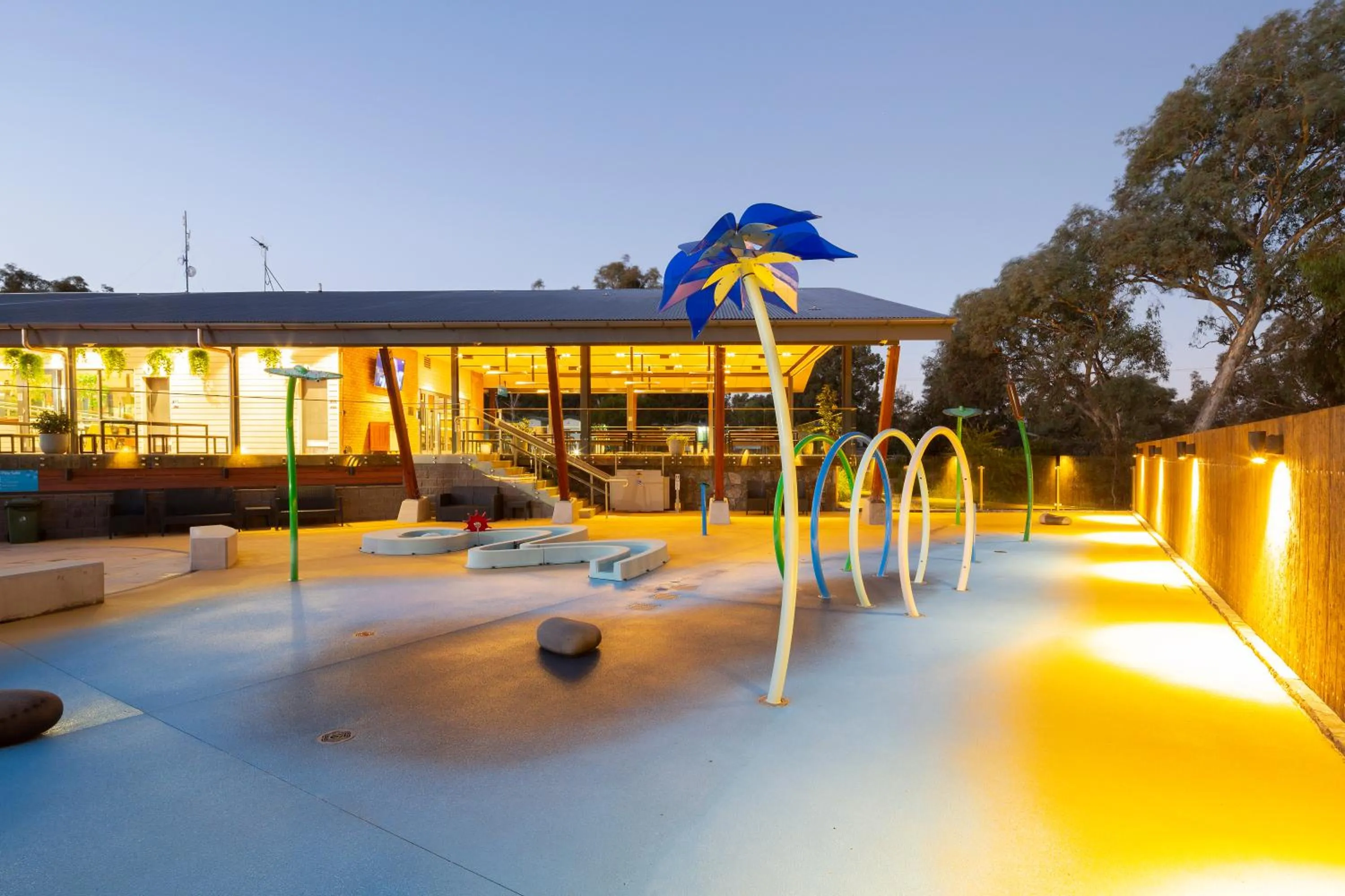 Swimming pool in Alivio Tourist Park Canberra