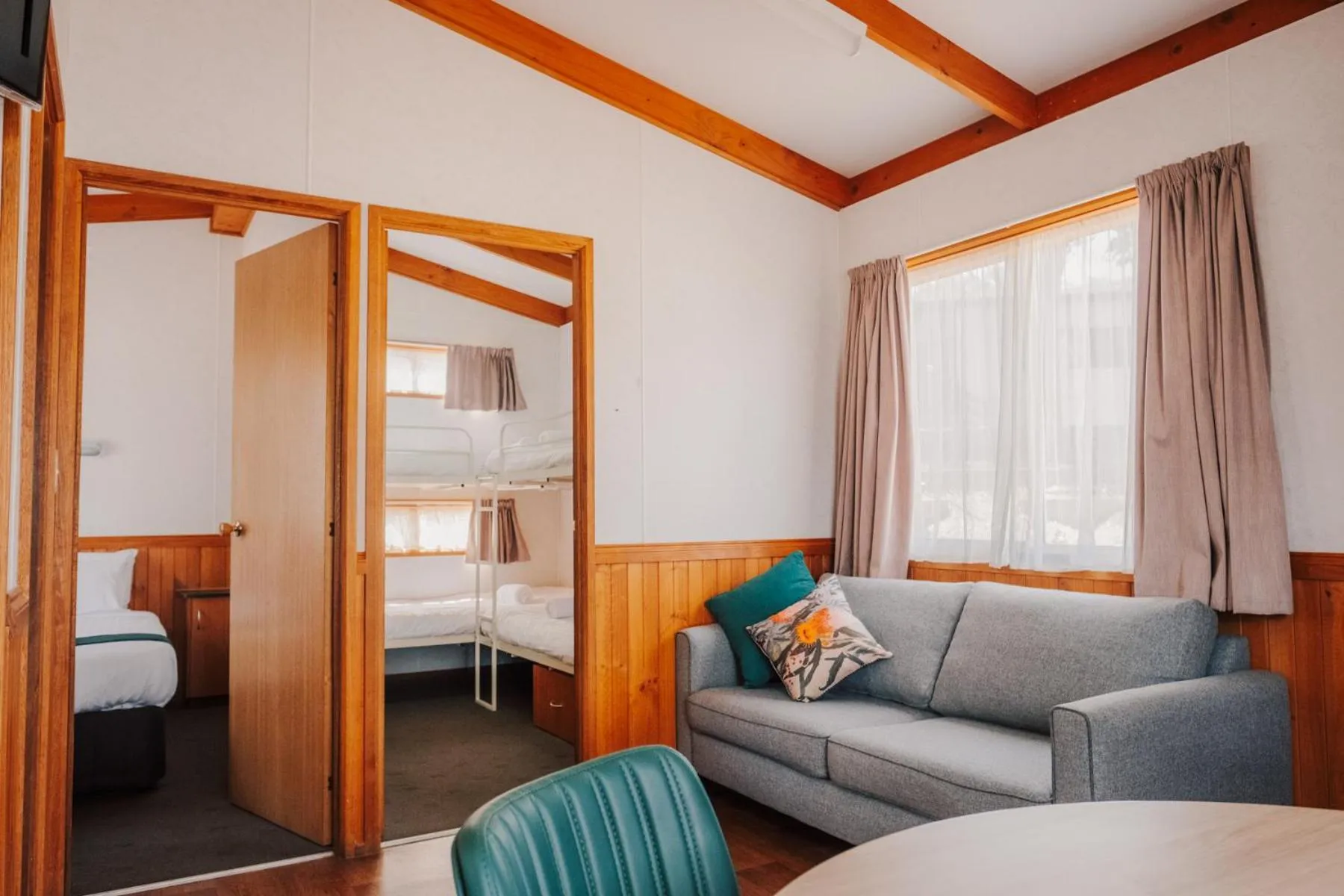 Living room, Bed in Alivio Tourist Park Canberra