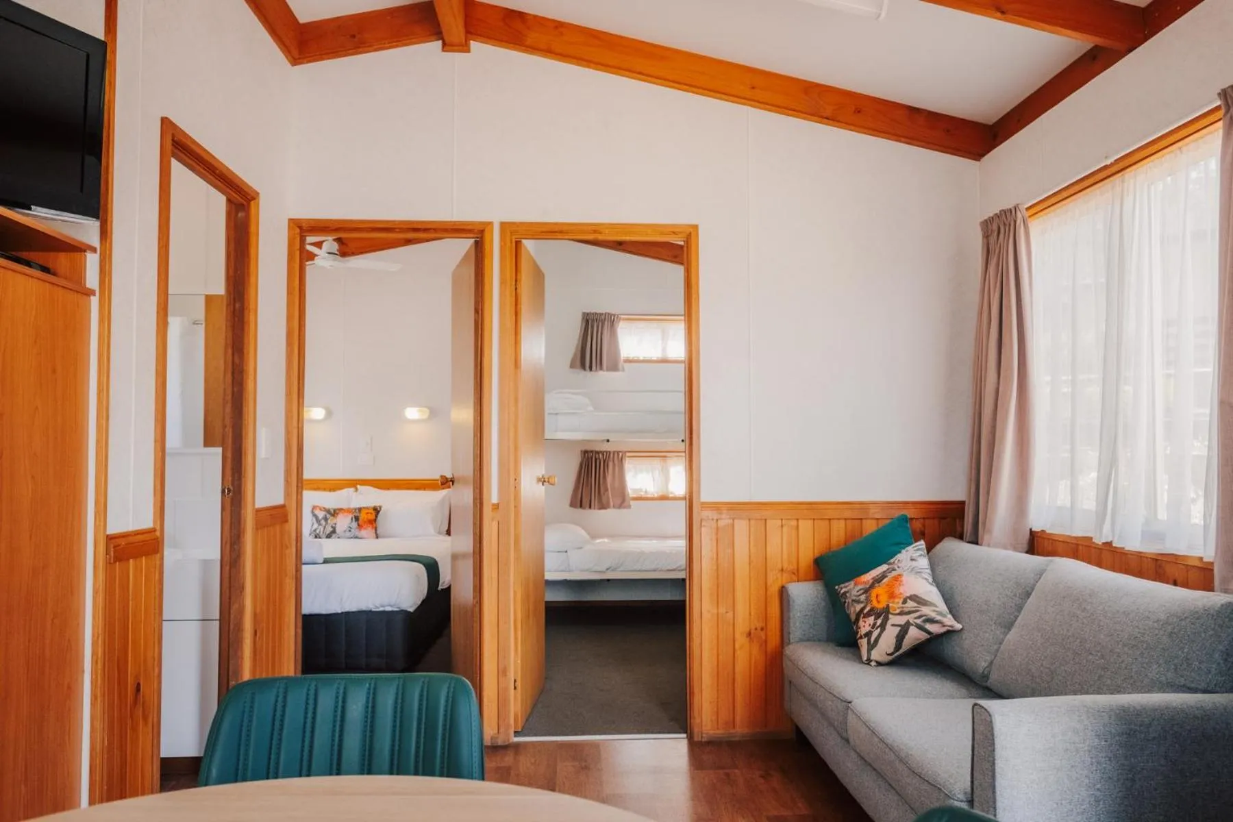 Living room, Bed in Alivio Tourist Park Canberra