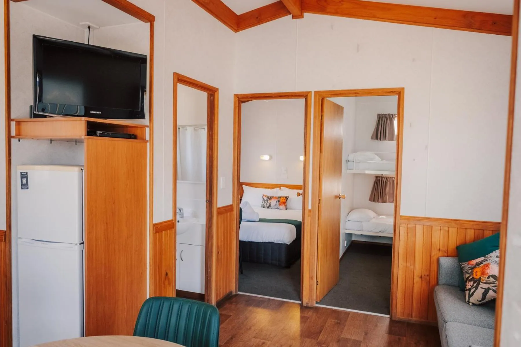 Living room, Bed in Alivio Tourist Park Canberra