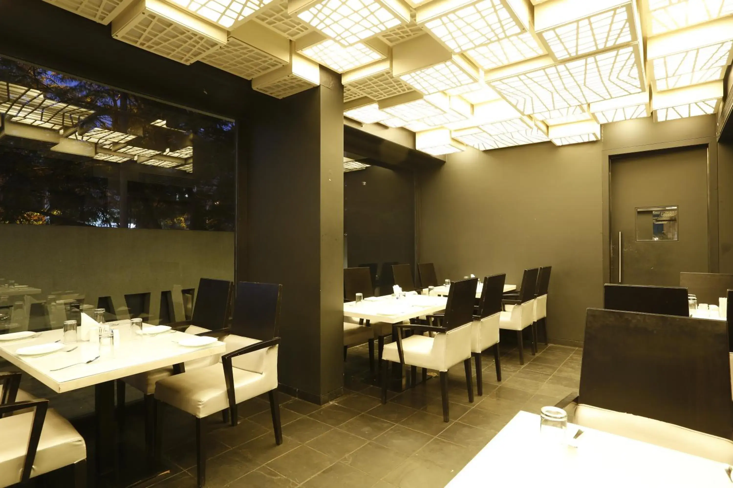 Restaurant/places to eat in Dragonfly Hotel - The Art Hotel Restaurant/places to eat in Dragonfly Hotel - The Art Hotel