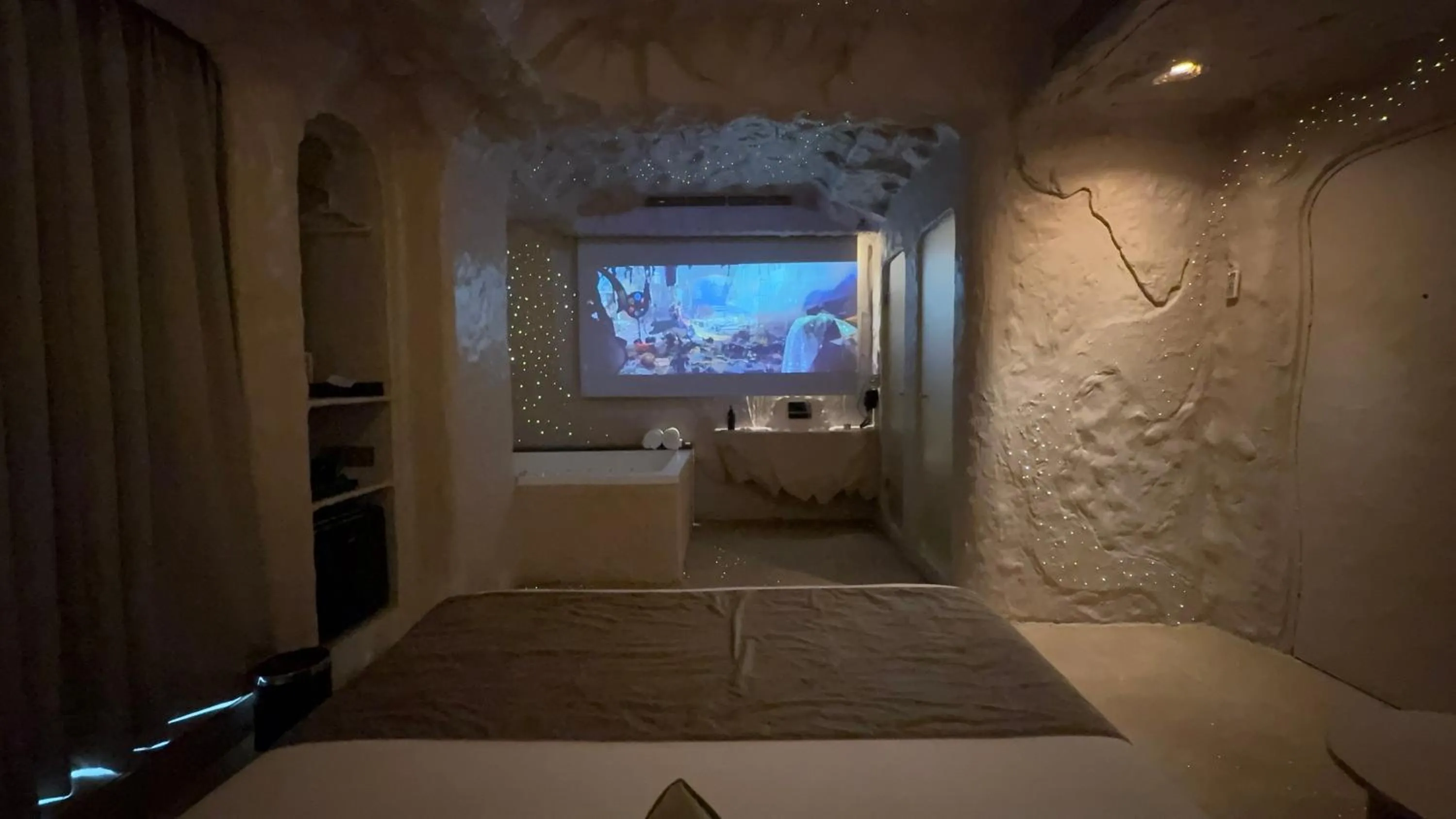 Bathroom, Bed in Dragonfly Hotel - The Art Hotel