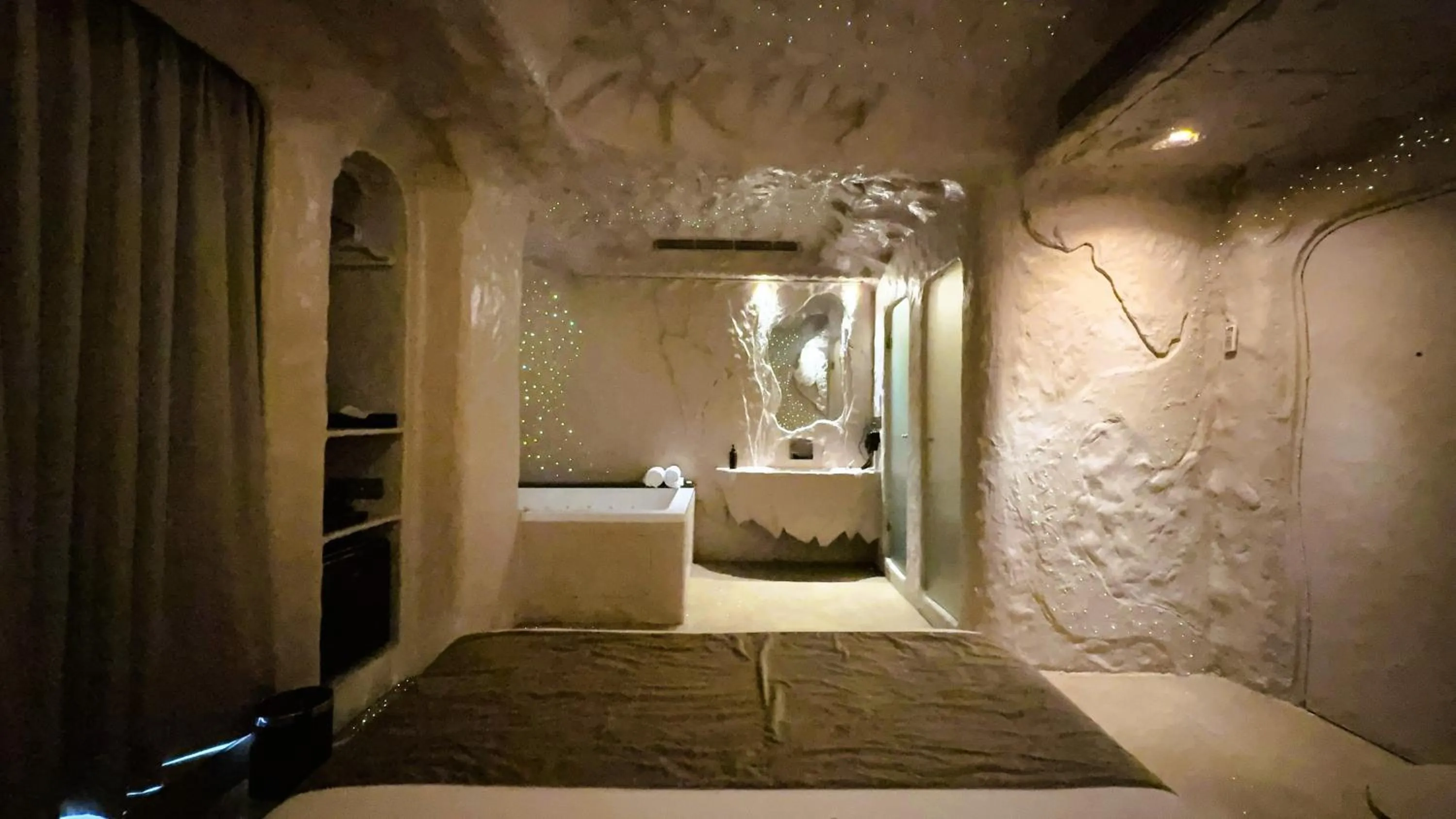 Bath, Bed in Dragonfly Hotel - The Art Hotel