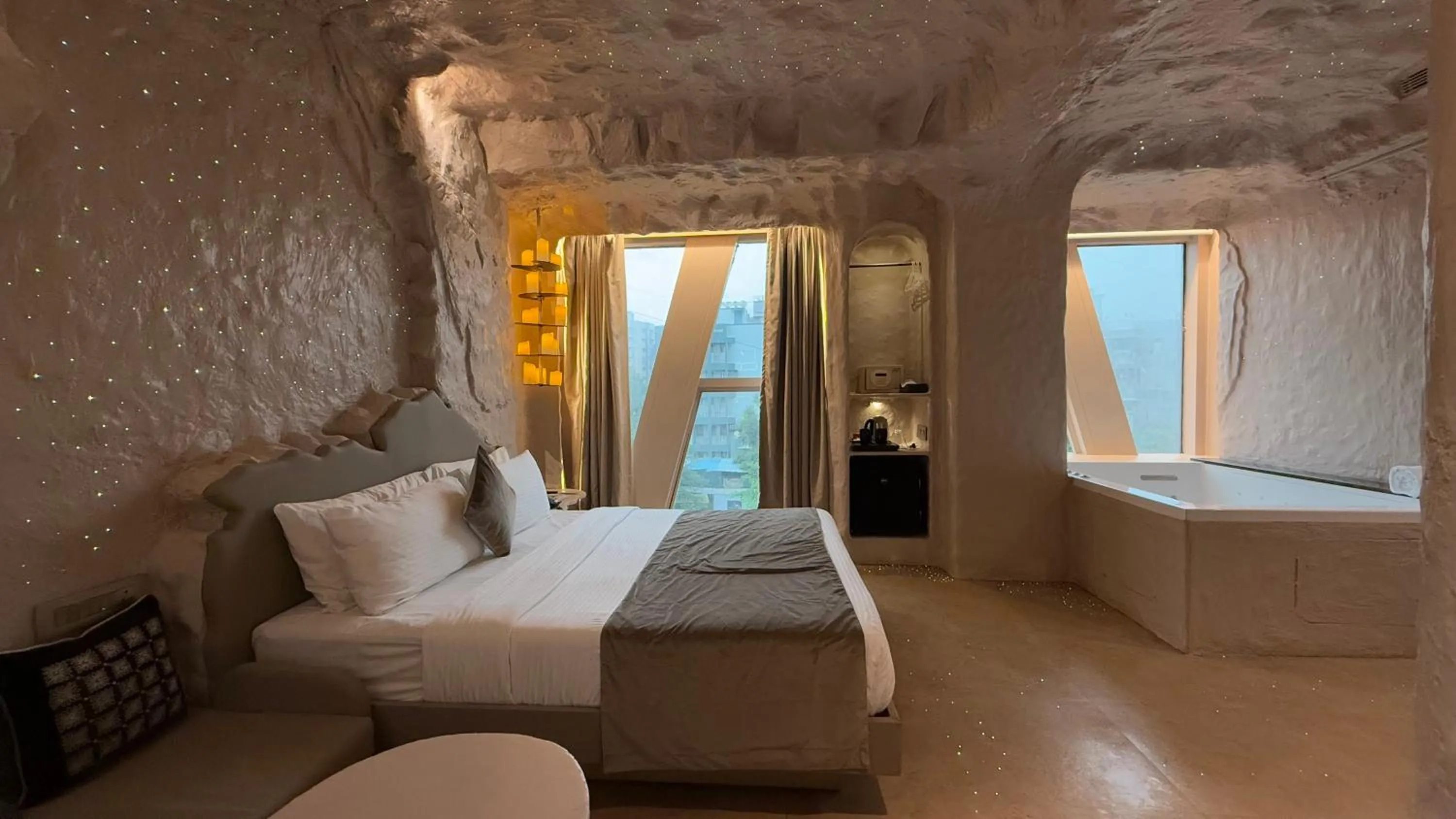 Living room, Bed in Dragonfly Hotel - The Art Hotel